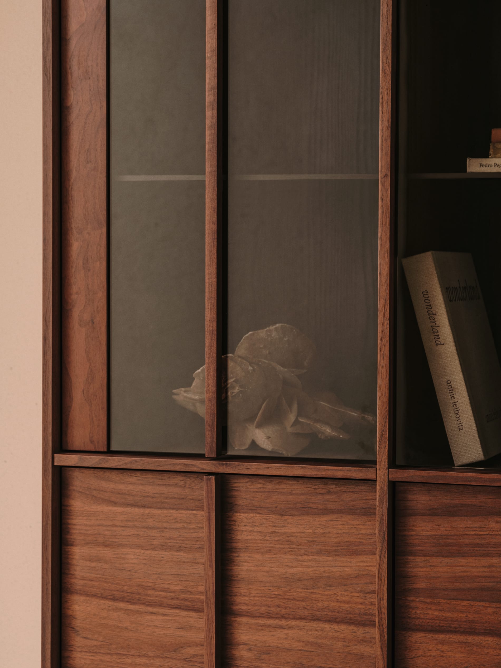 Onix display cabinet solid walnut and walnut veneer dark finish 100 x 170 cm FSC Mix Credit