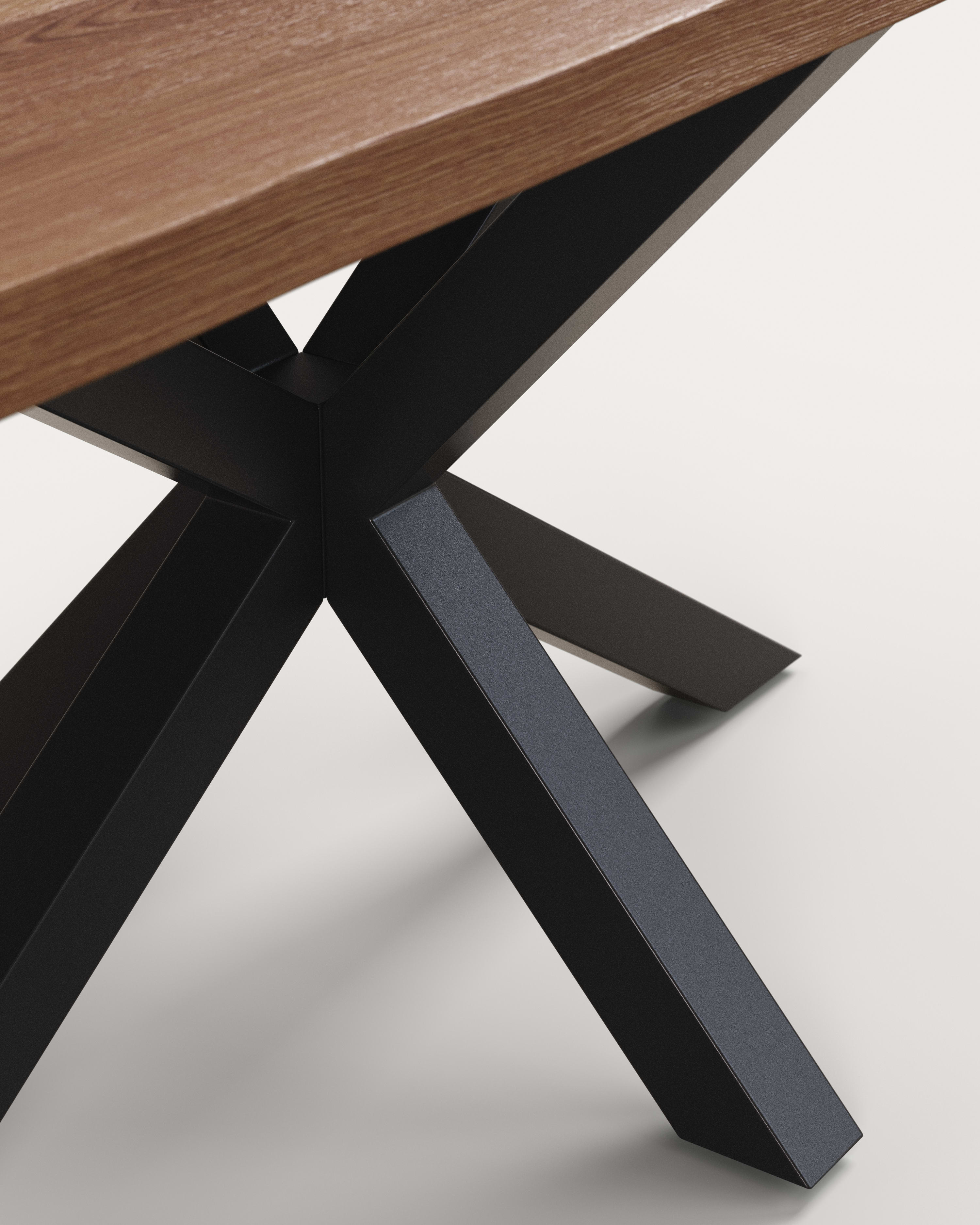 Table Argo en plaqué chêne vieilli et pieds en acier finition noire — Kave Home