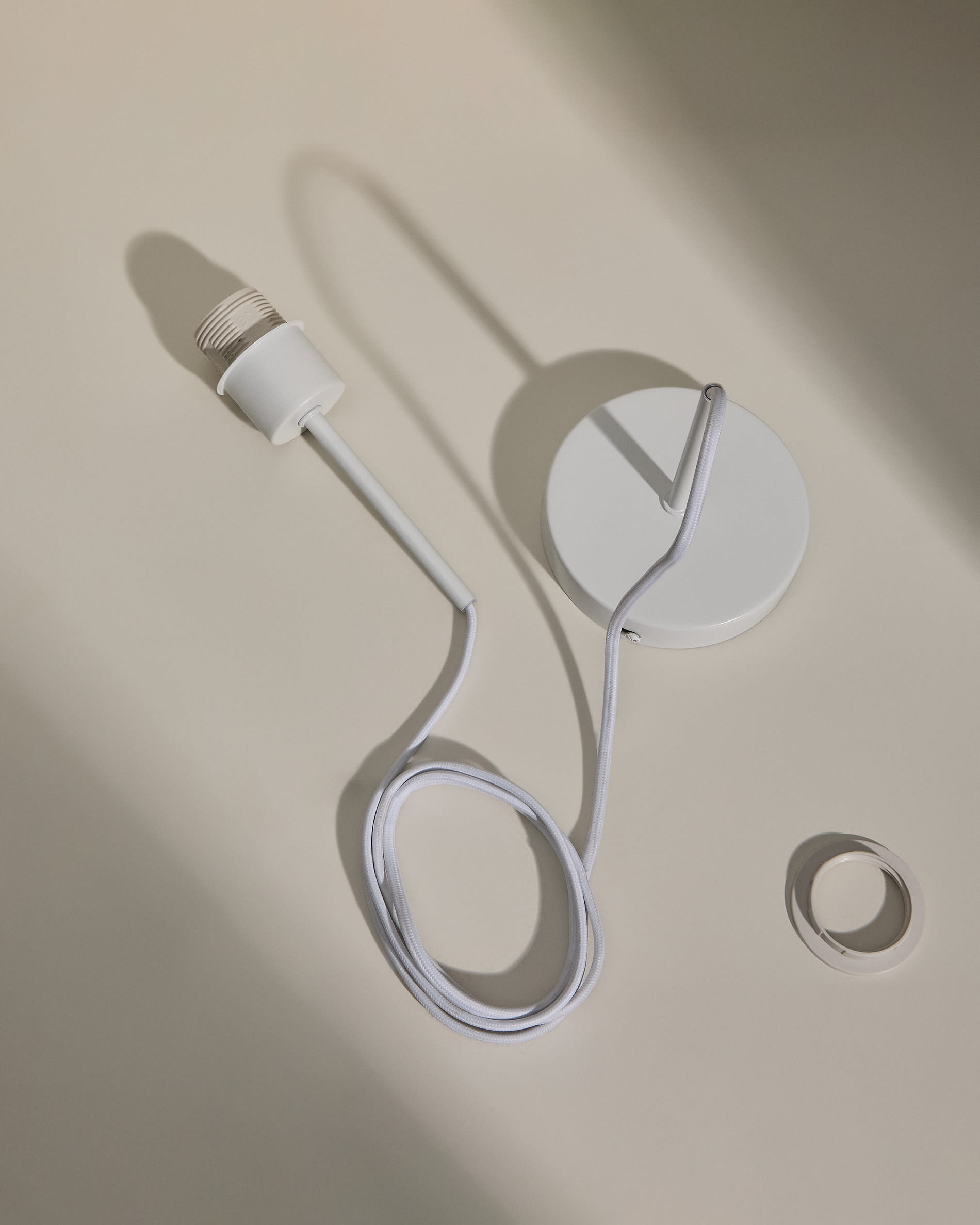 Fluvia metal lamp fitting in a white finish, 250 cm