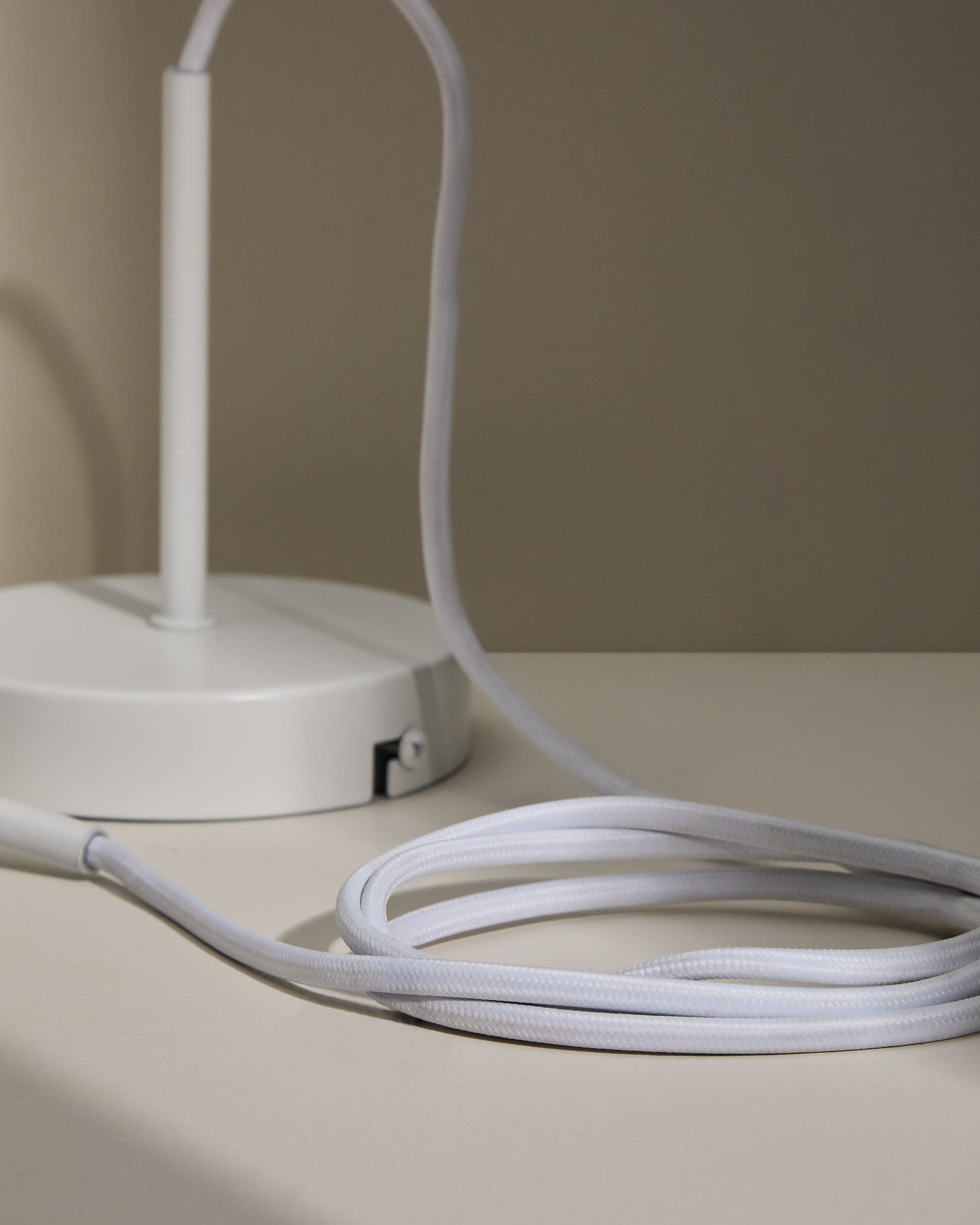 Fluvia metal lamp fitting in a white finish, 250 cm