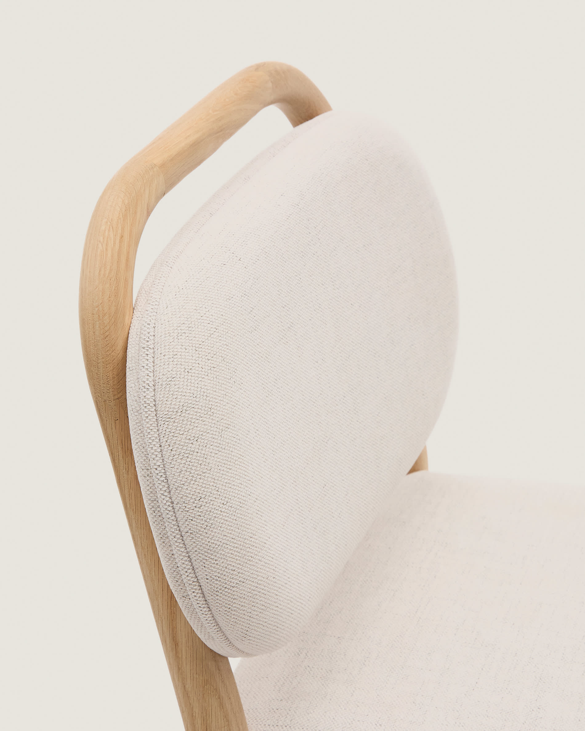 Helda stool in beige chenille and solid oak wood FSC Mix Credit 65 cm