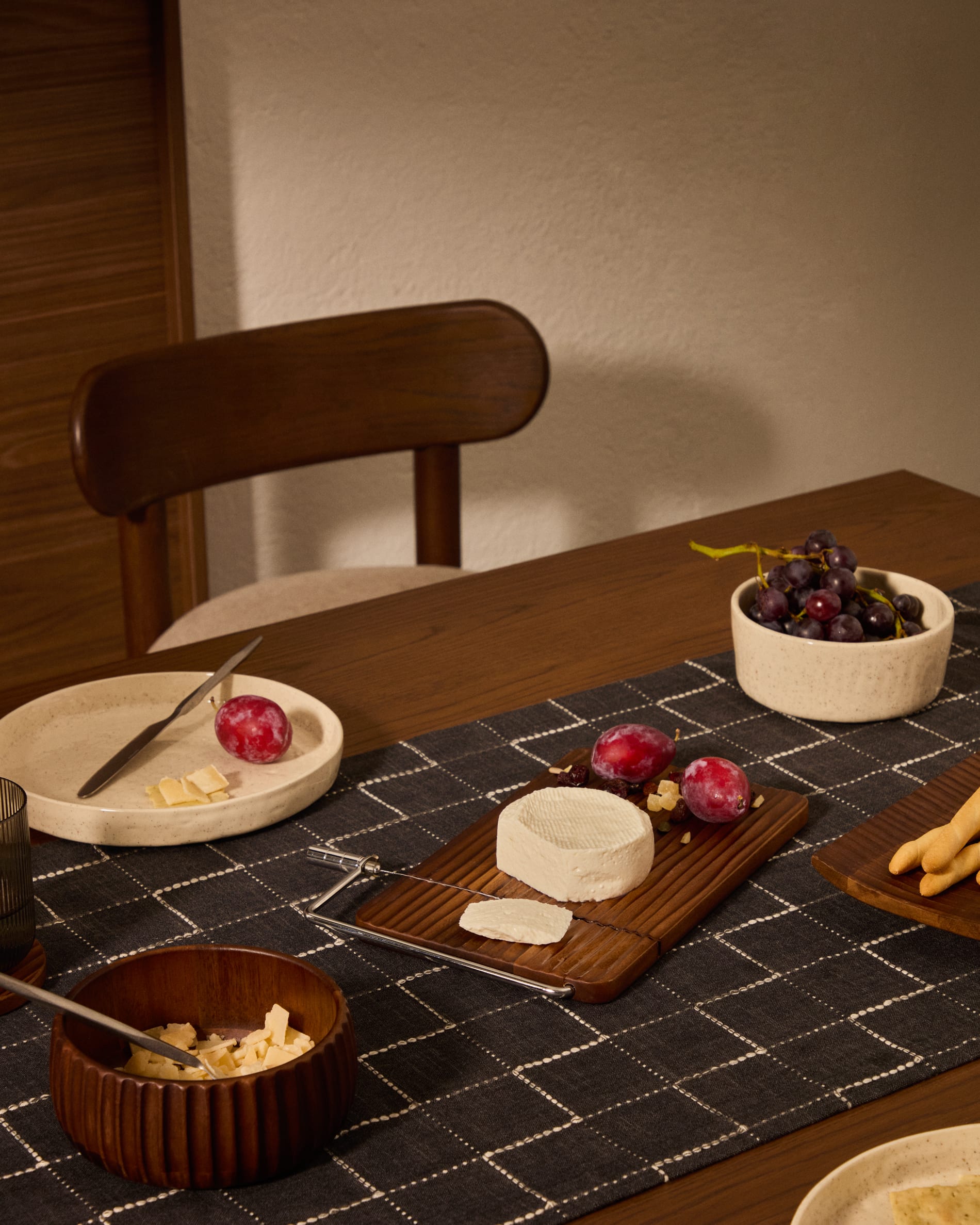 Rommu cheese cutting board made of acacia wood FSC 100%