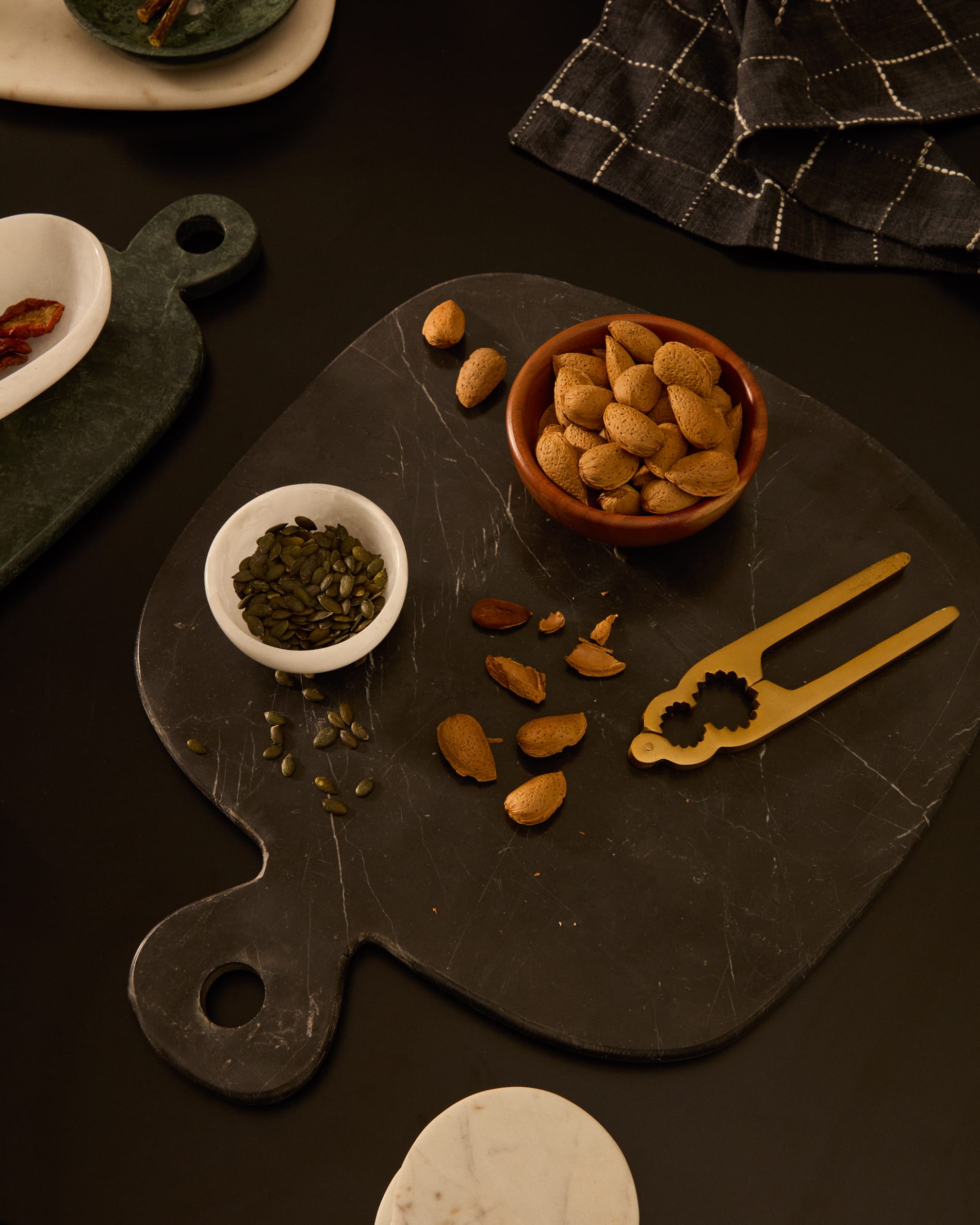 Blisk nutcracker made of gold-coloured stainless steel