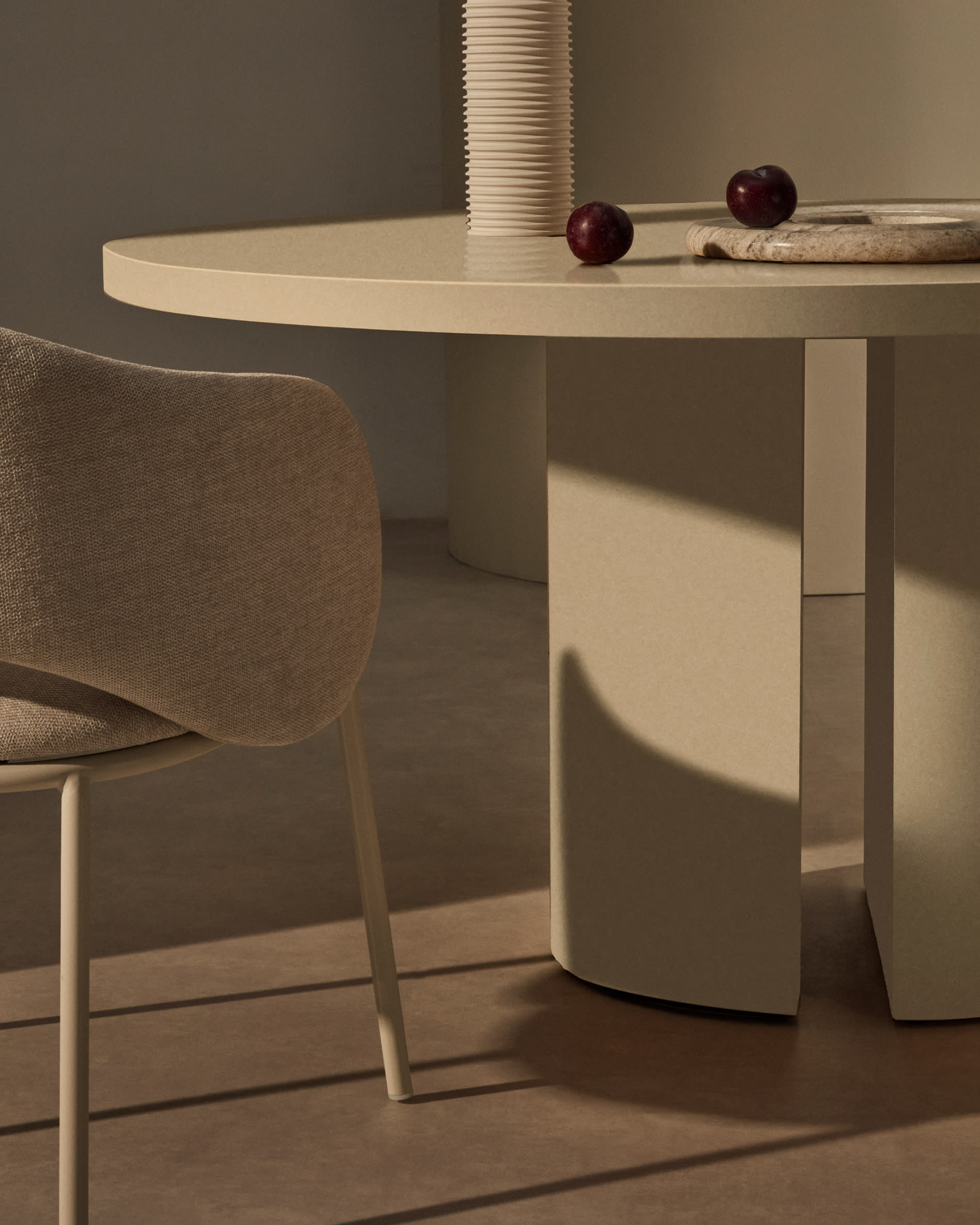 Nealy round table in lacquered MDF in an ecru finish, Ø 150 cm