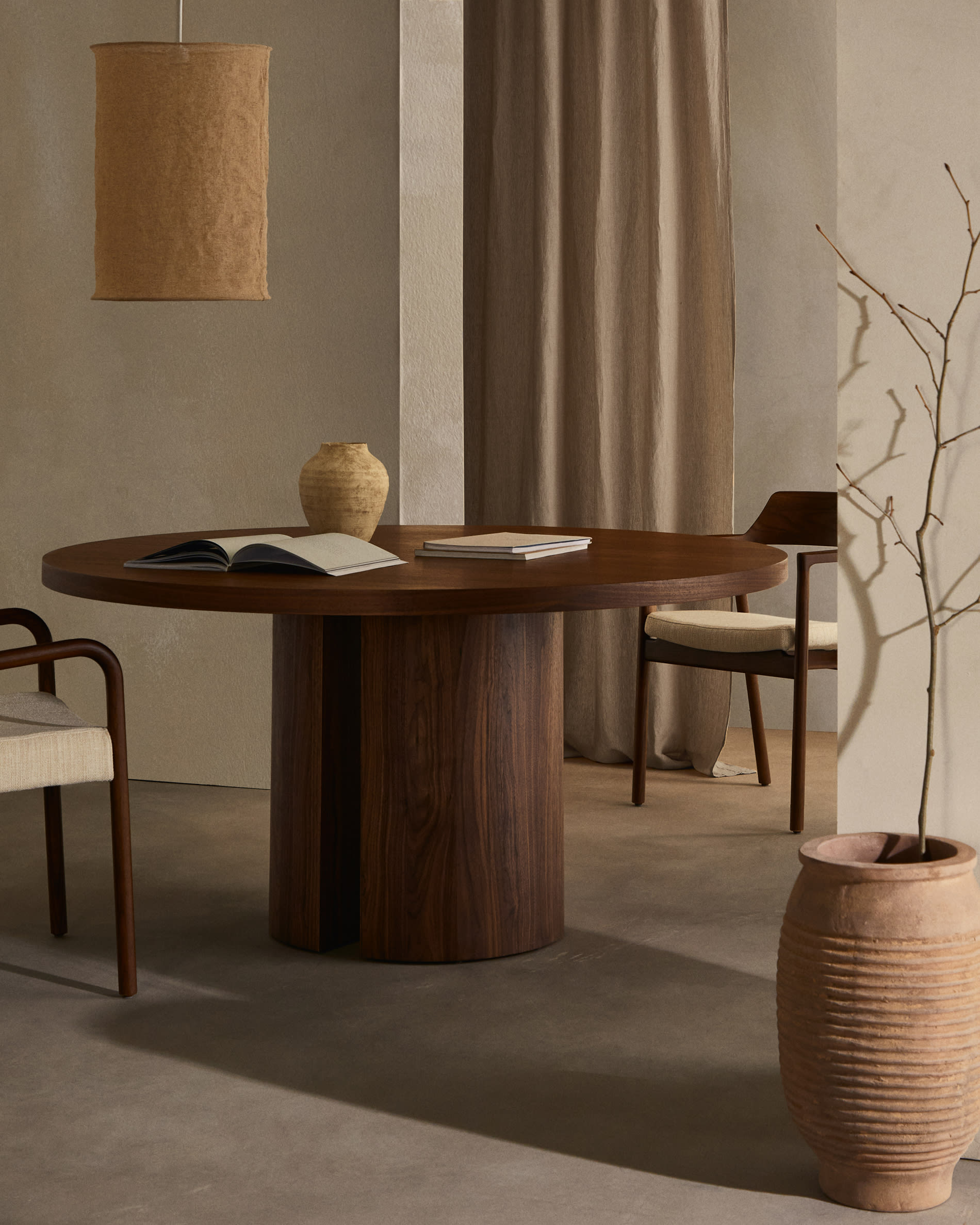 Nealy round table with a walnut veneer in a dark finish Ø