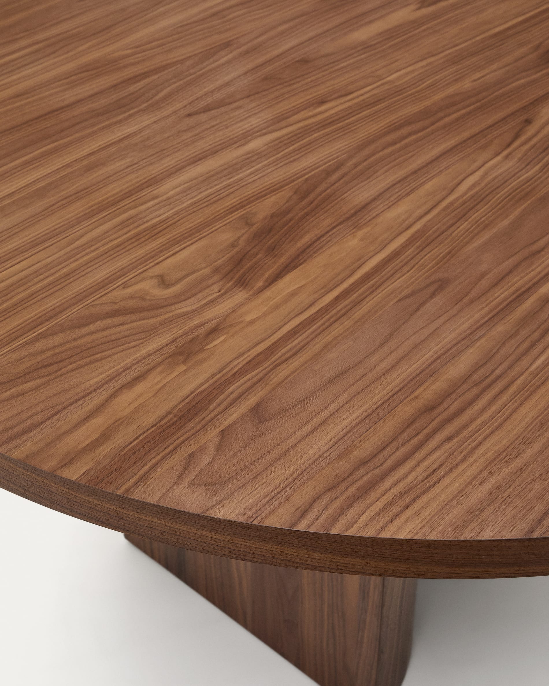 Nealy round table with a walnut veneer in a dark finish Ø