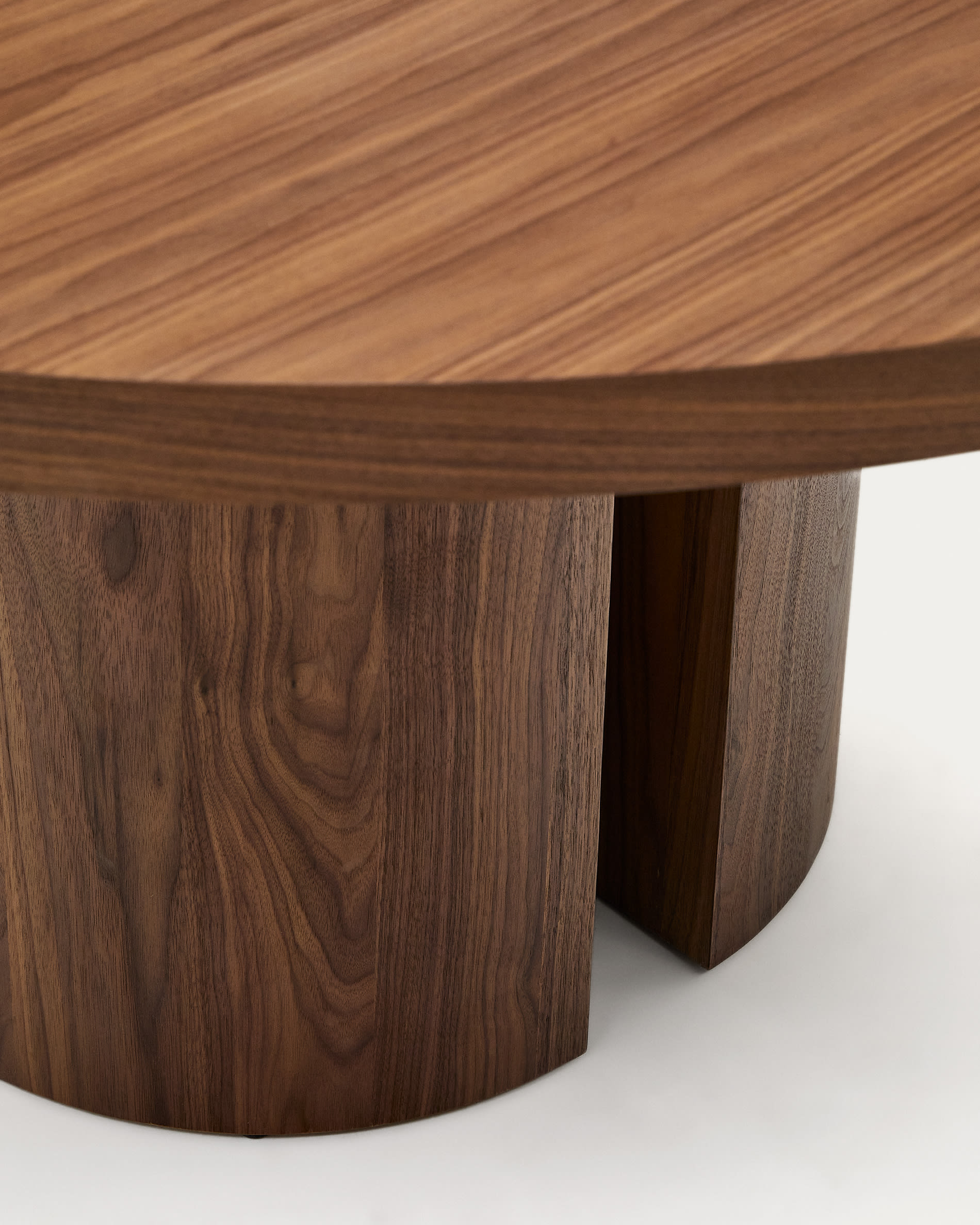 Nealy round table with a walnut veneer in a dark finish, Ø 150 cm
