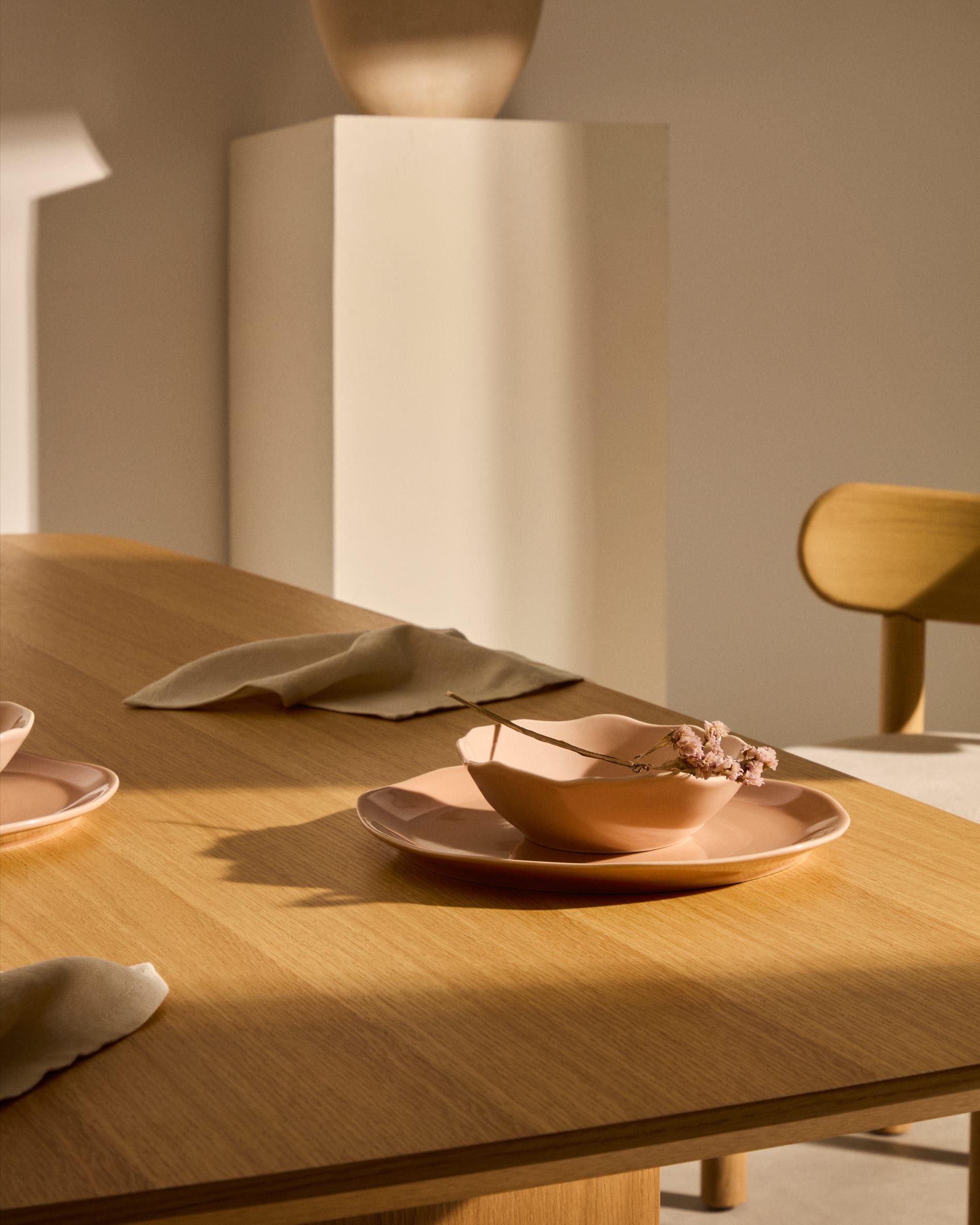 Pink ceramic Tiraya flat plate