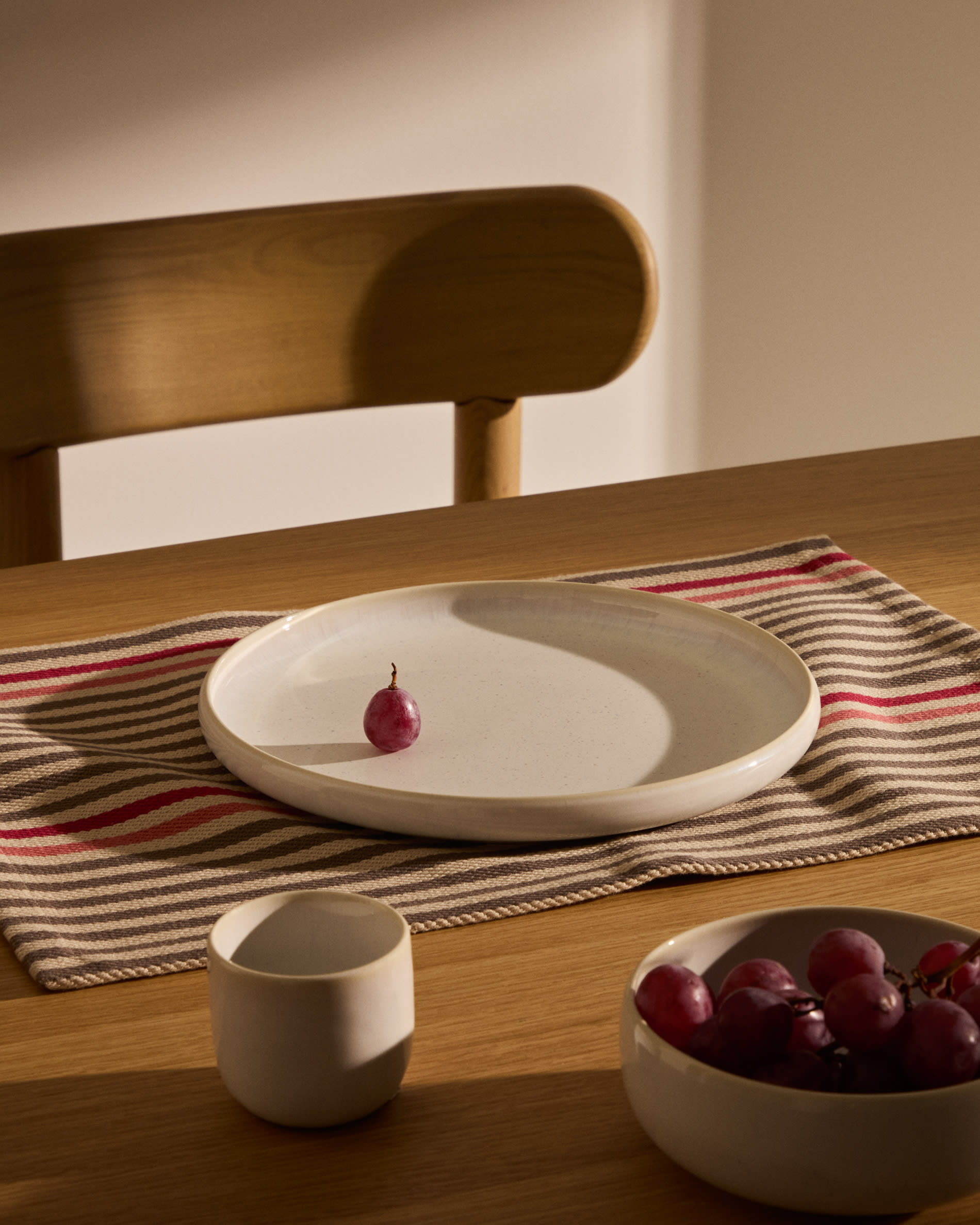 Uilo white ceramic plate