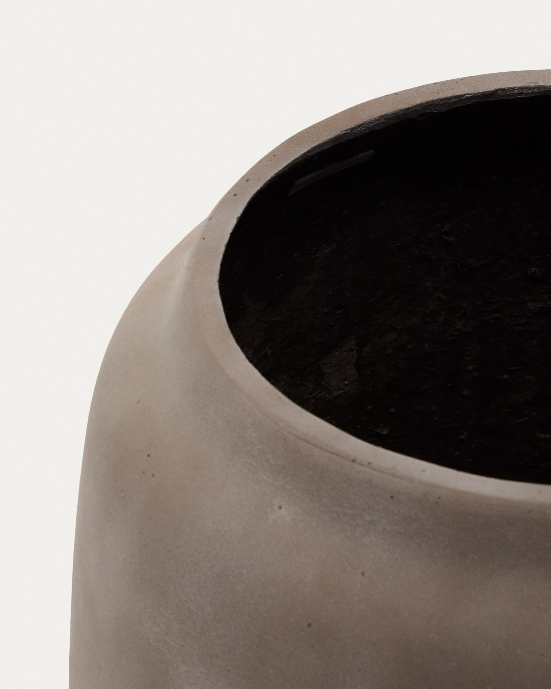 Lira terracotta-effect planter Ø53cm