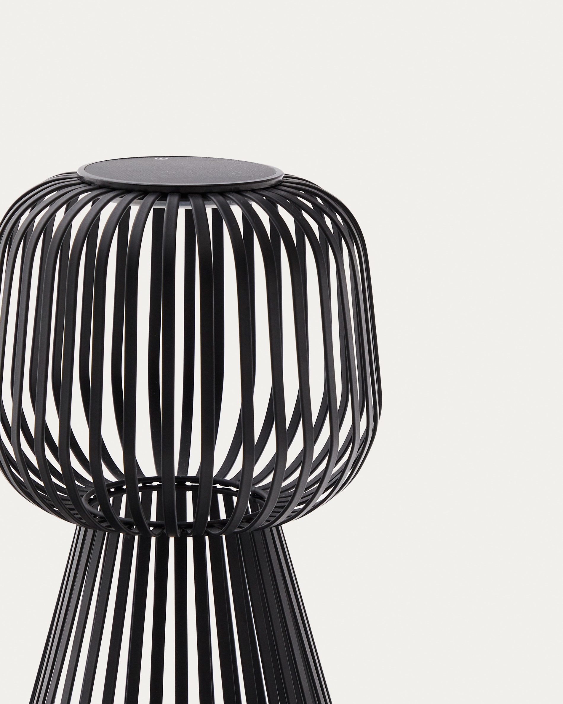 Reiba black metal solar table lamp