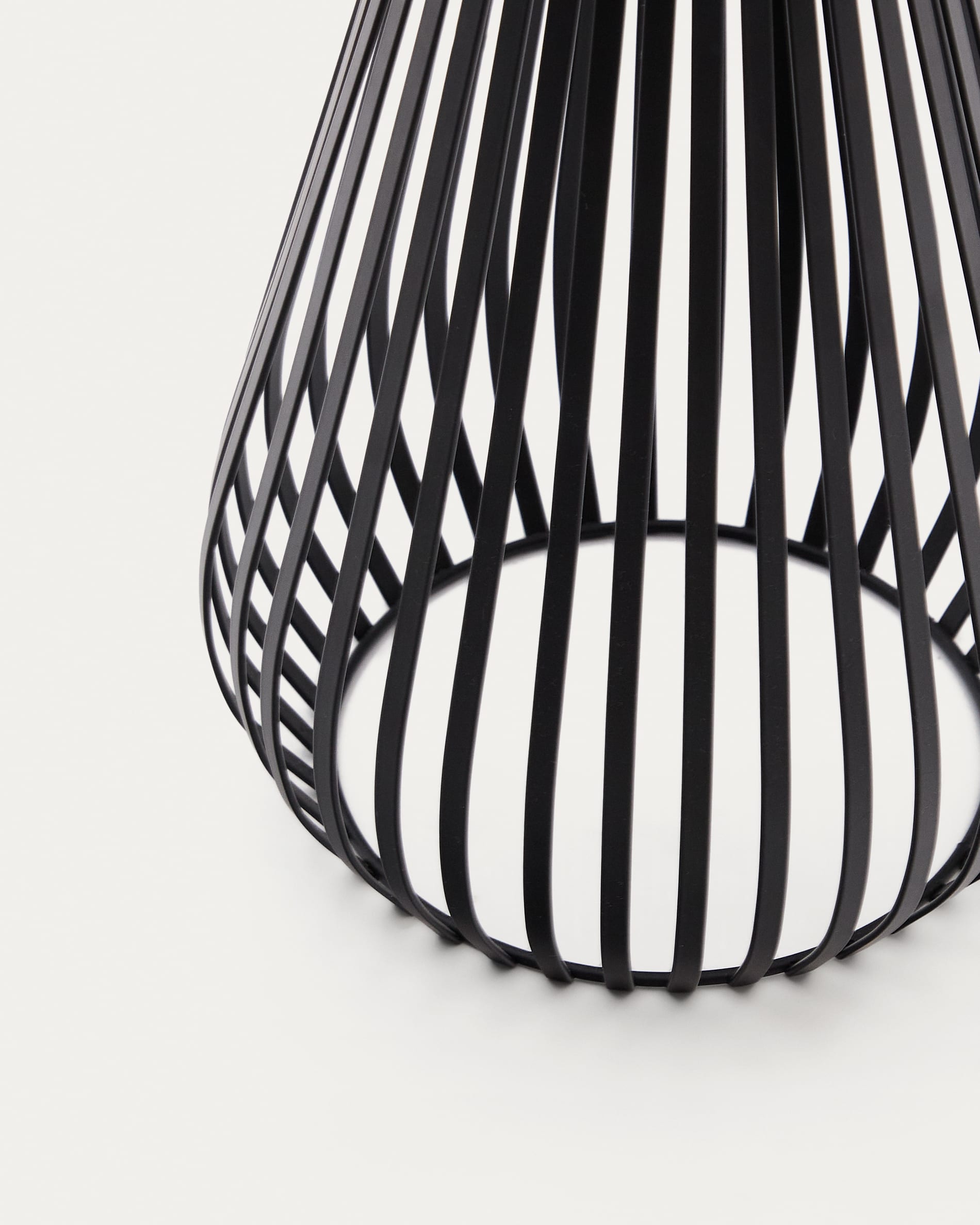 Reiba black metal solar table lamp