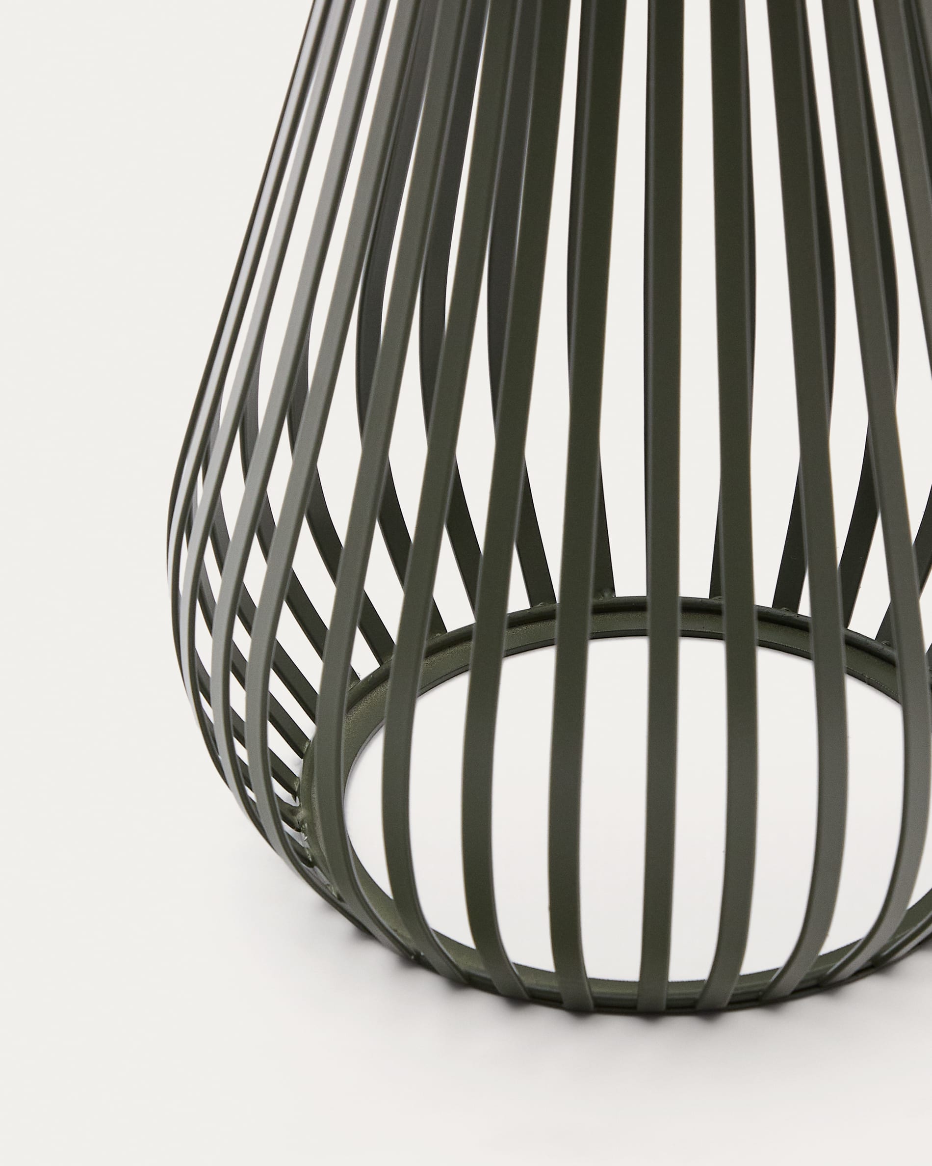 Reiba green metal solar table lamp