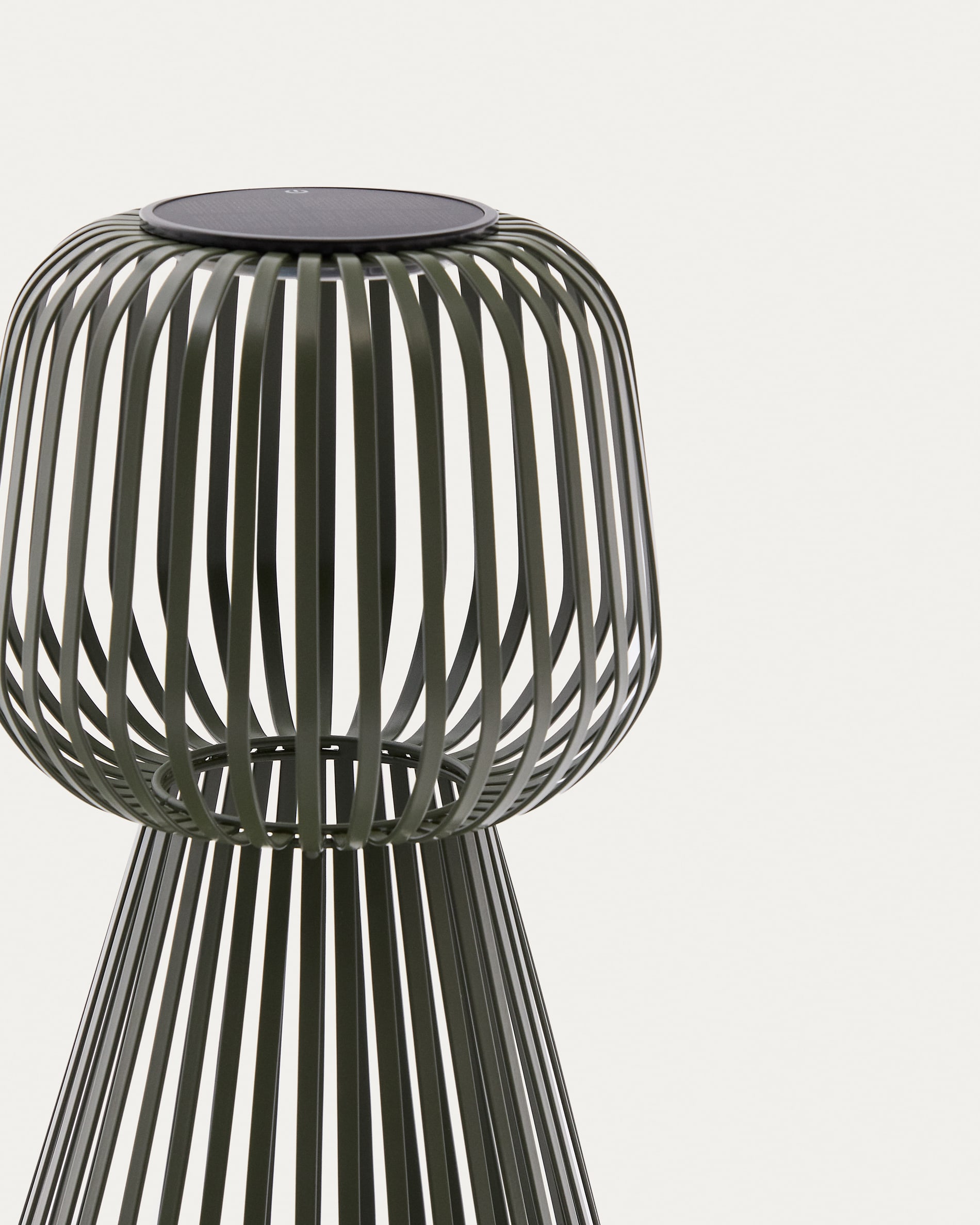 Reiba green metal solar table lamp