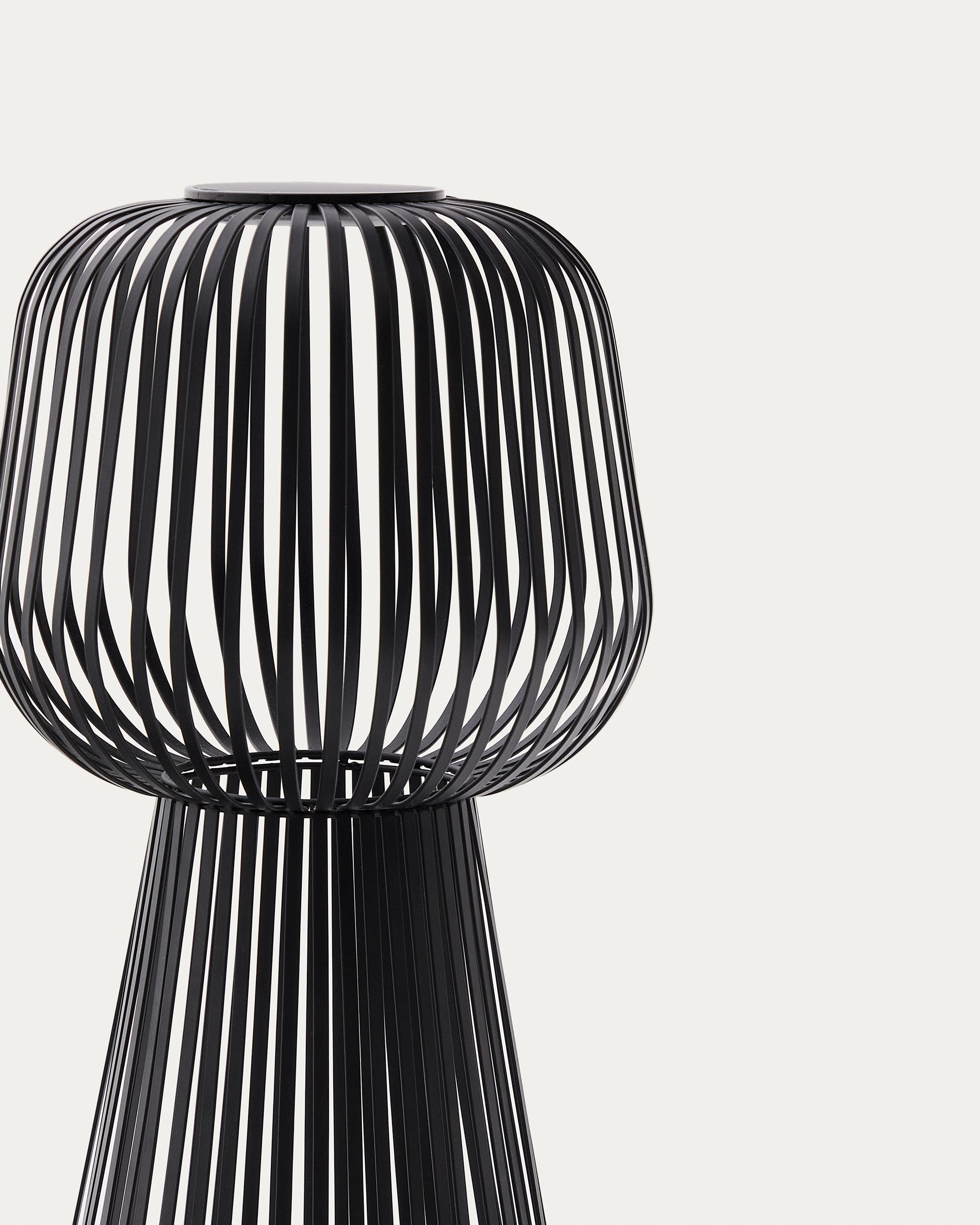 Reiba black metal solar floor lamp