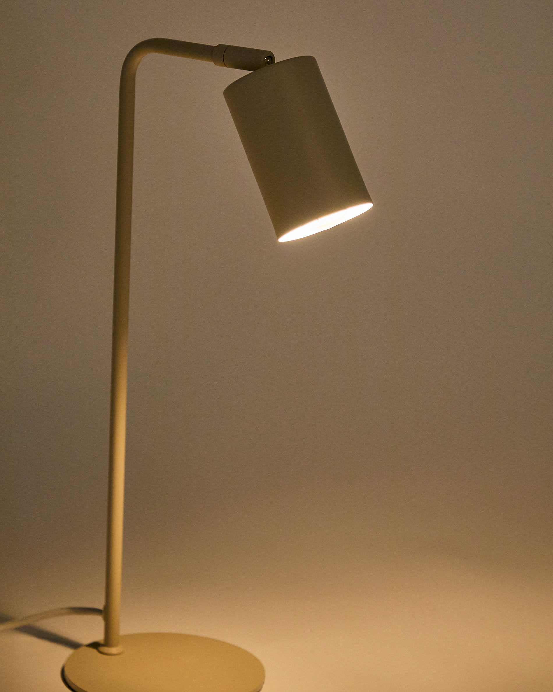 Manie metal desk lamp with beige textured finish