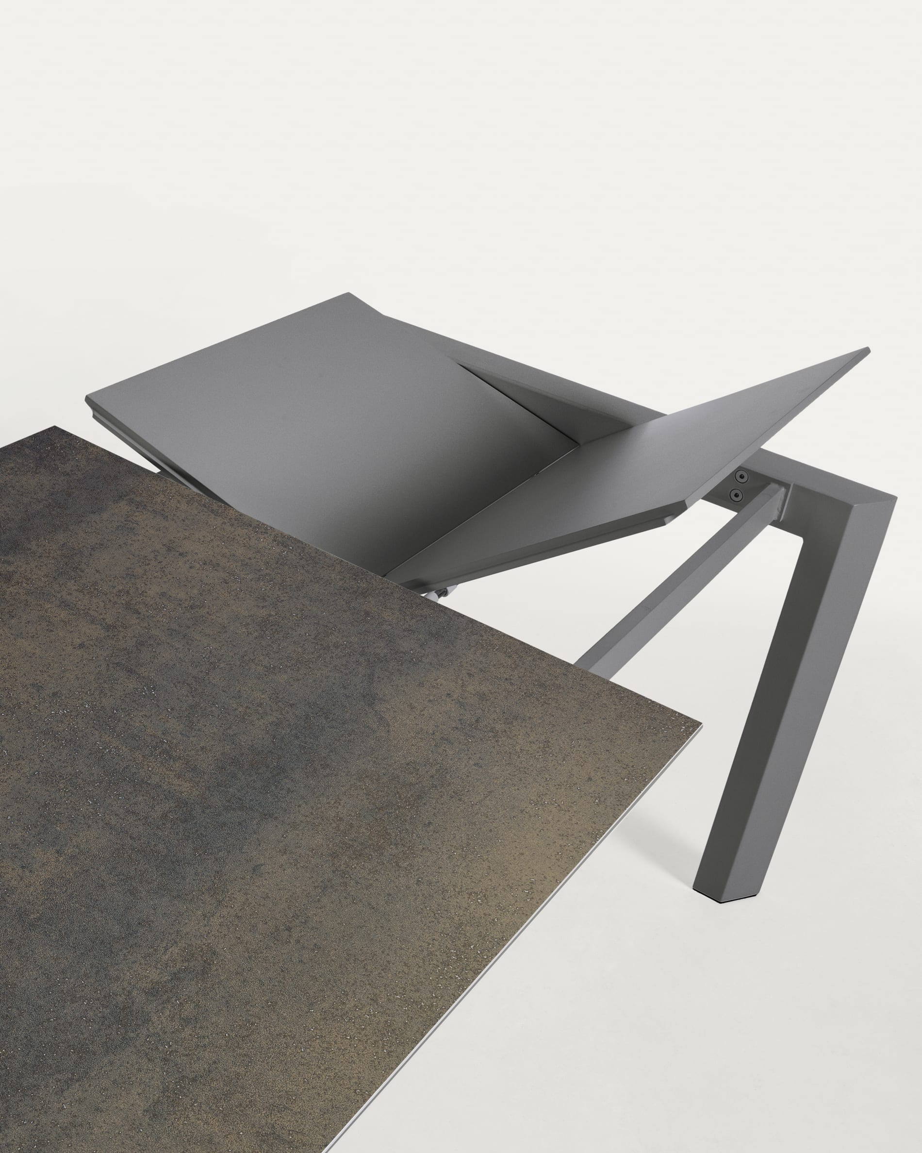 Table extensible Axis grès cérame finition Iron Moss et pieds acier — Kave Home