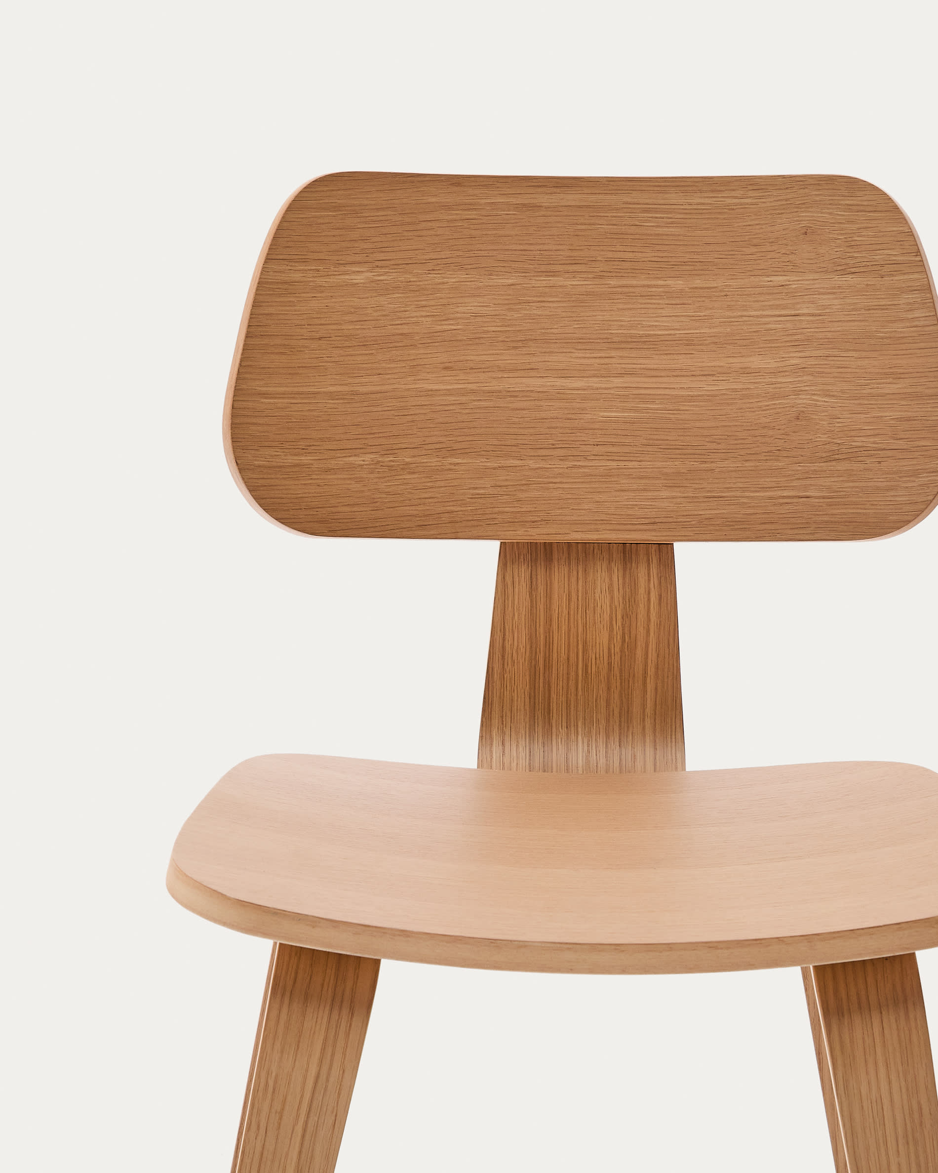 Gena chair in oak veneer