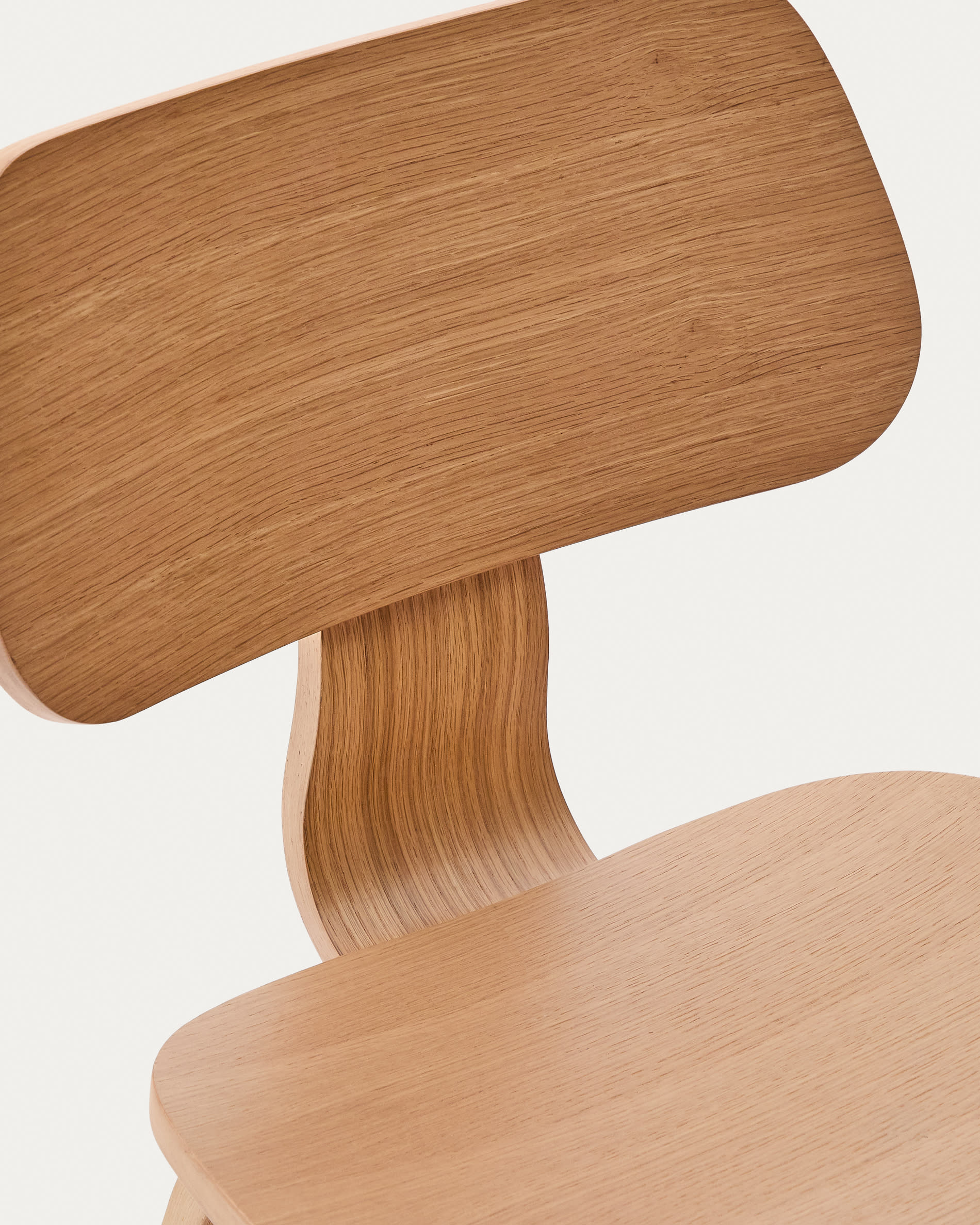 Gena chair in oak veneer