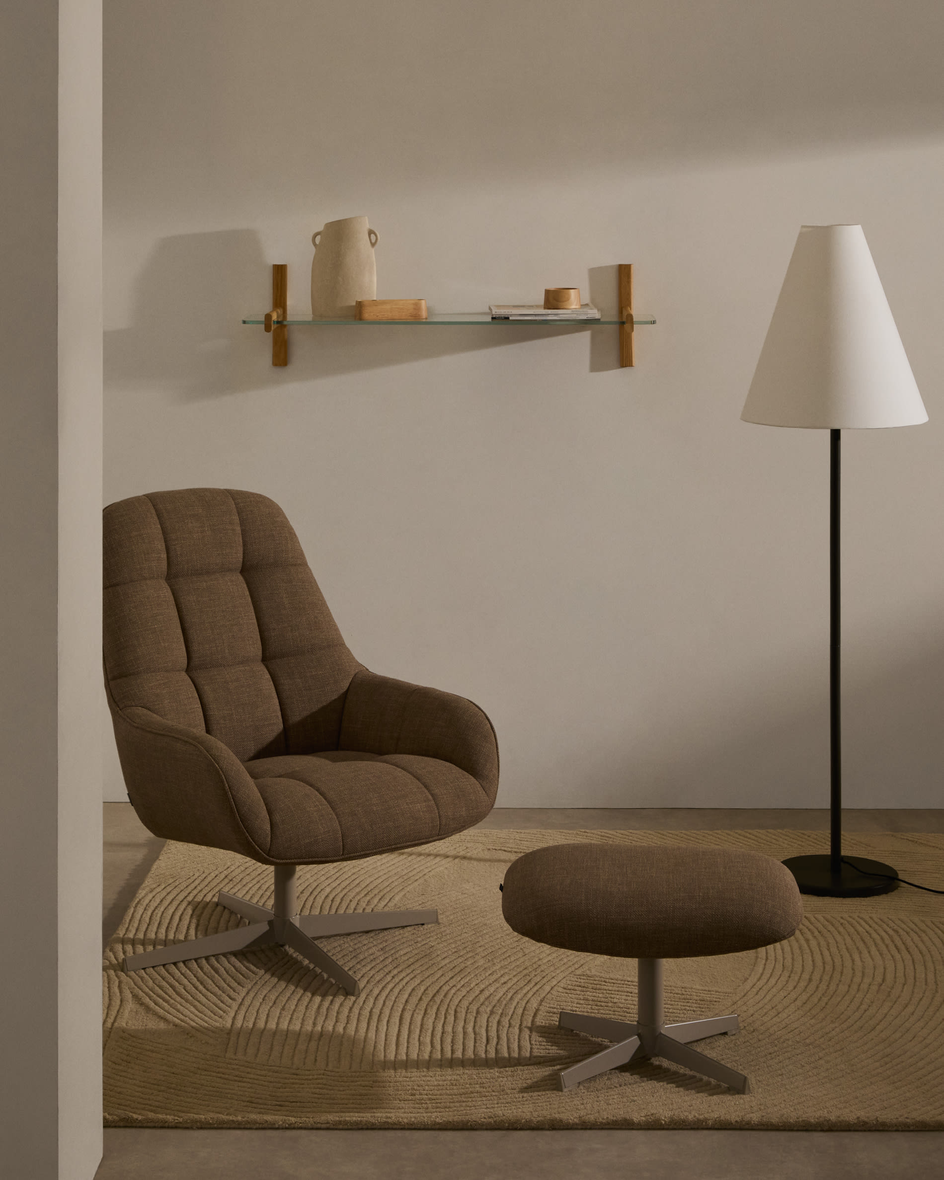 Jaspe swivel footrest in light brown and metal with a grey finish FSC™ 100%.