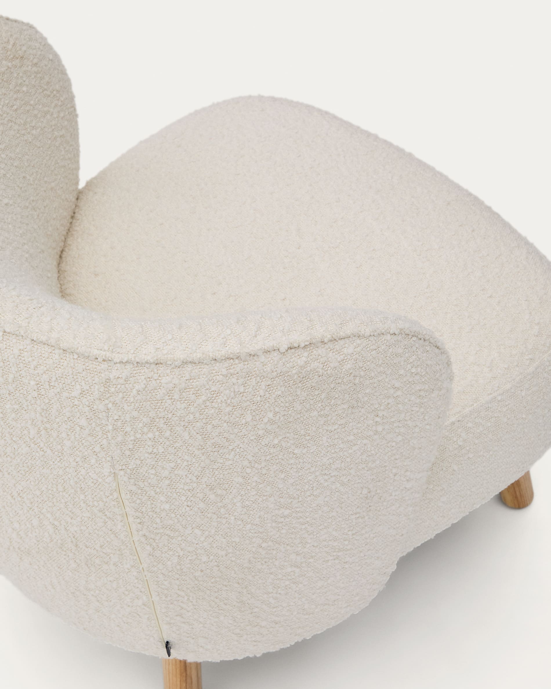 Ulit armchair in white bouclé with solid ash wood legs in a natural finish