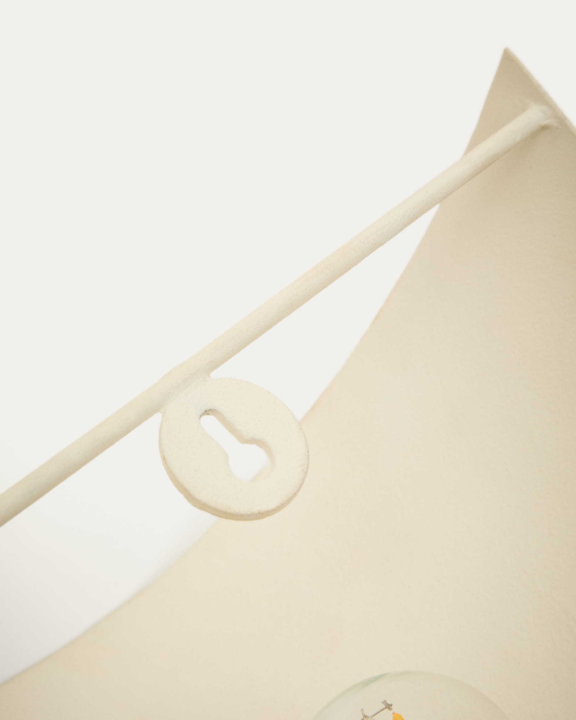 Nibla wall-mounted light fixture in white clay-effect metal