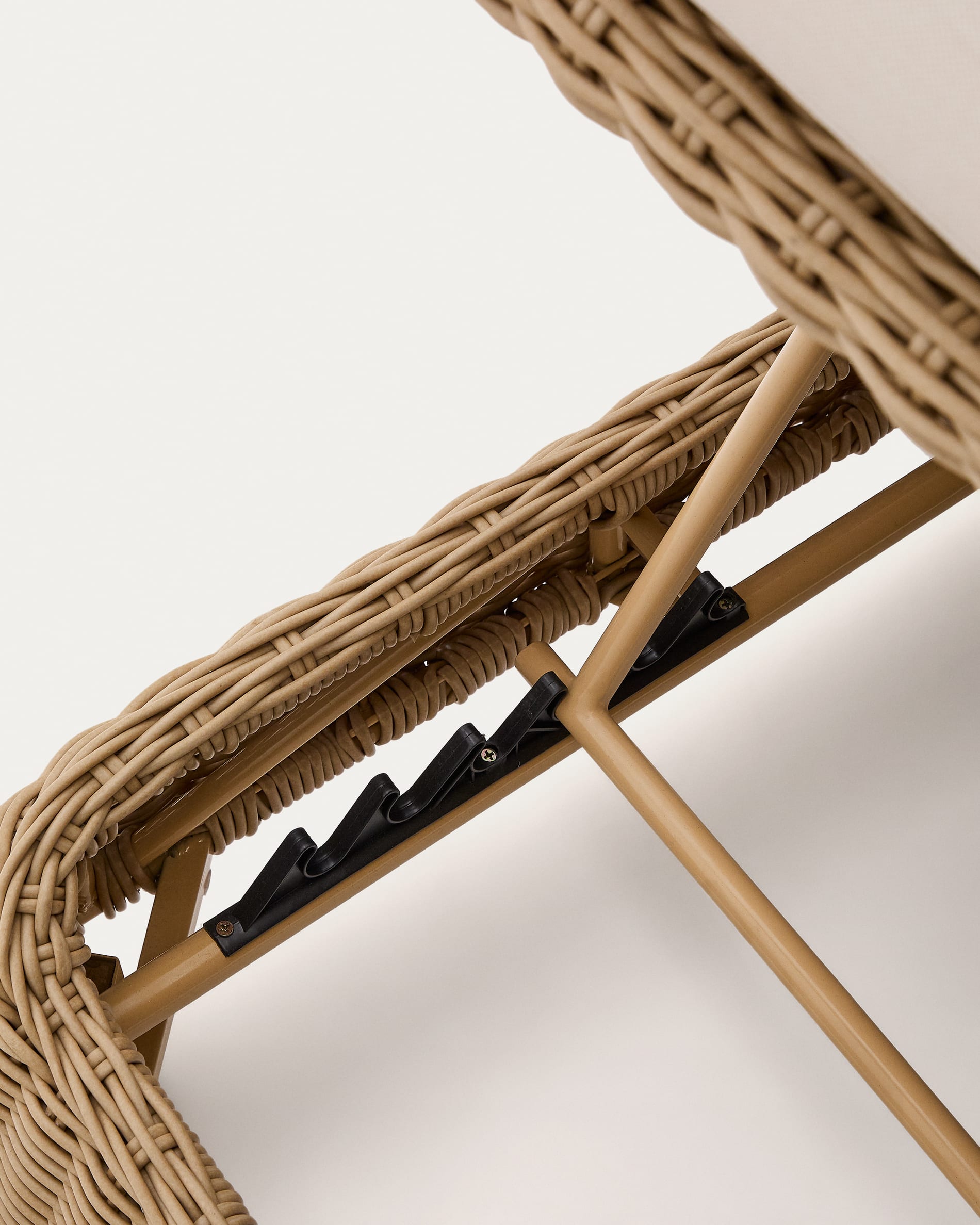 Meria sun lounger in synthetic rattan with FSC 100% solid acacia wood legs