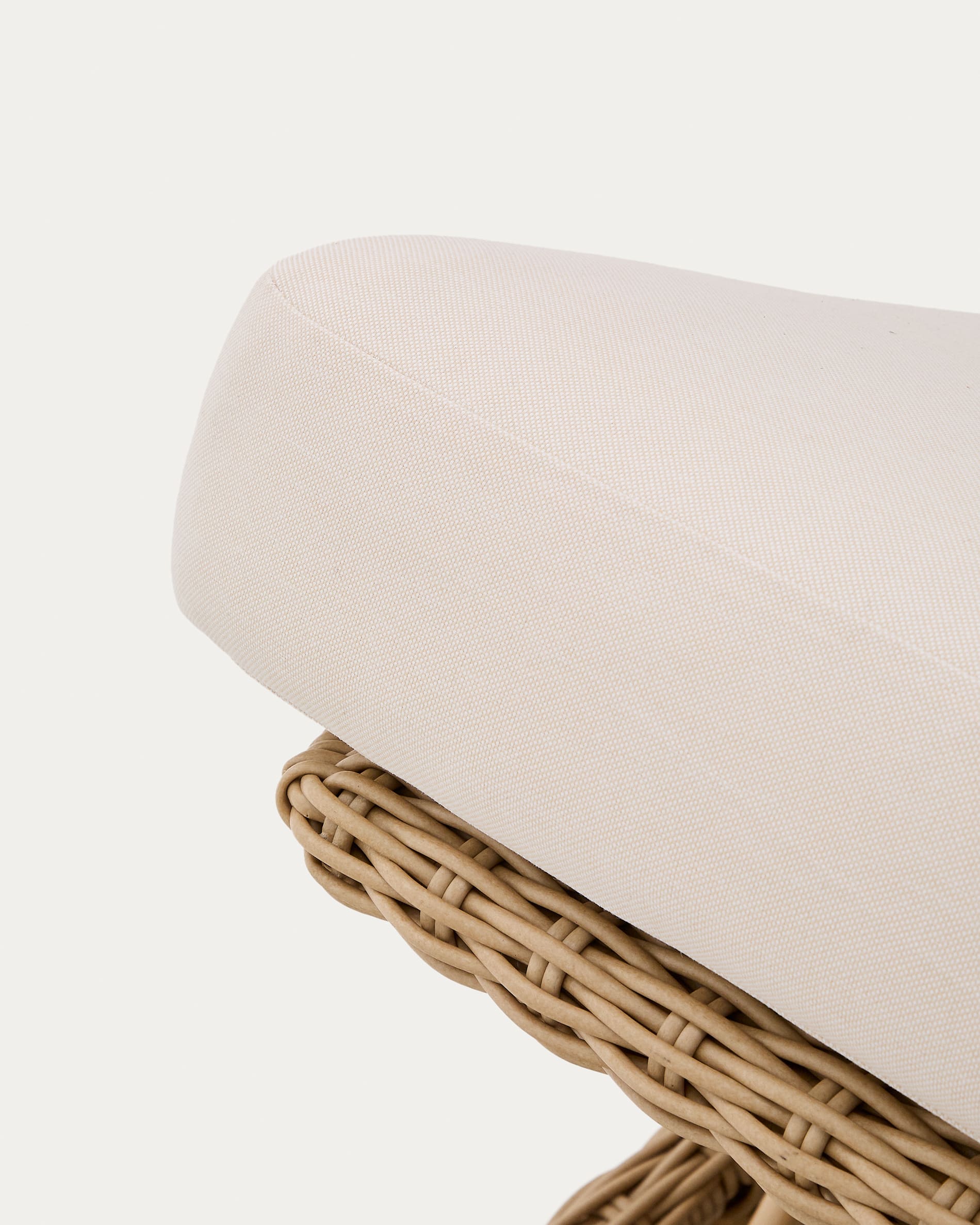 Meria sun lounger in synthetic rattan with FSC 100% solid acacia wood legs