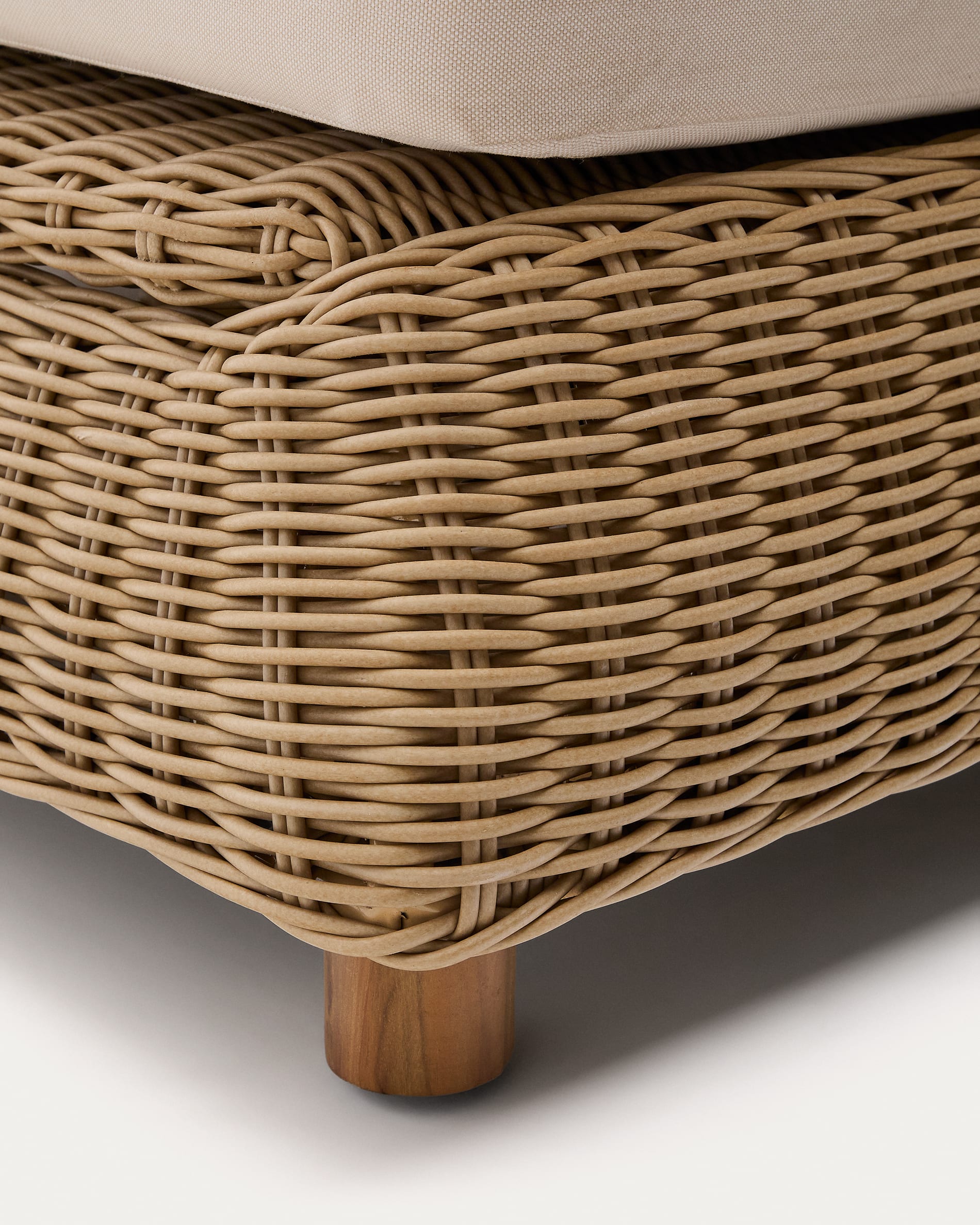 Meria double sun lounger in synthetic rattan with FSC 100% solid acacia wood legs