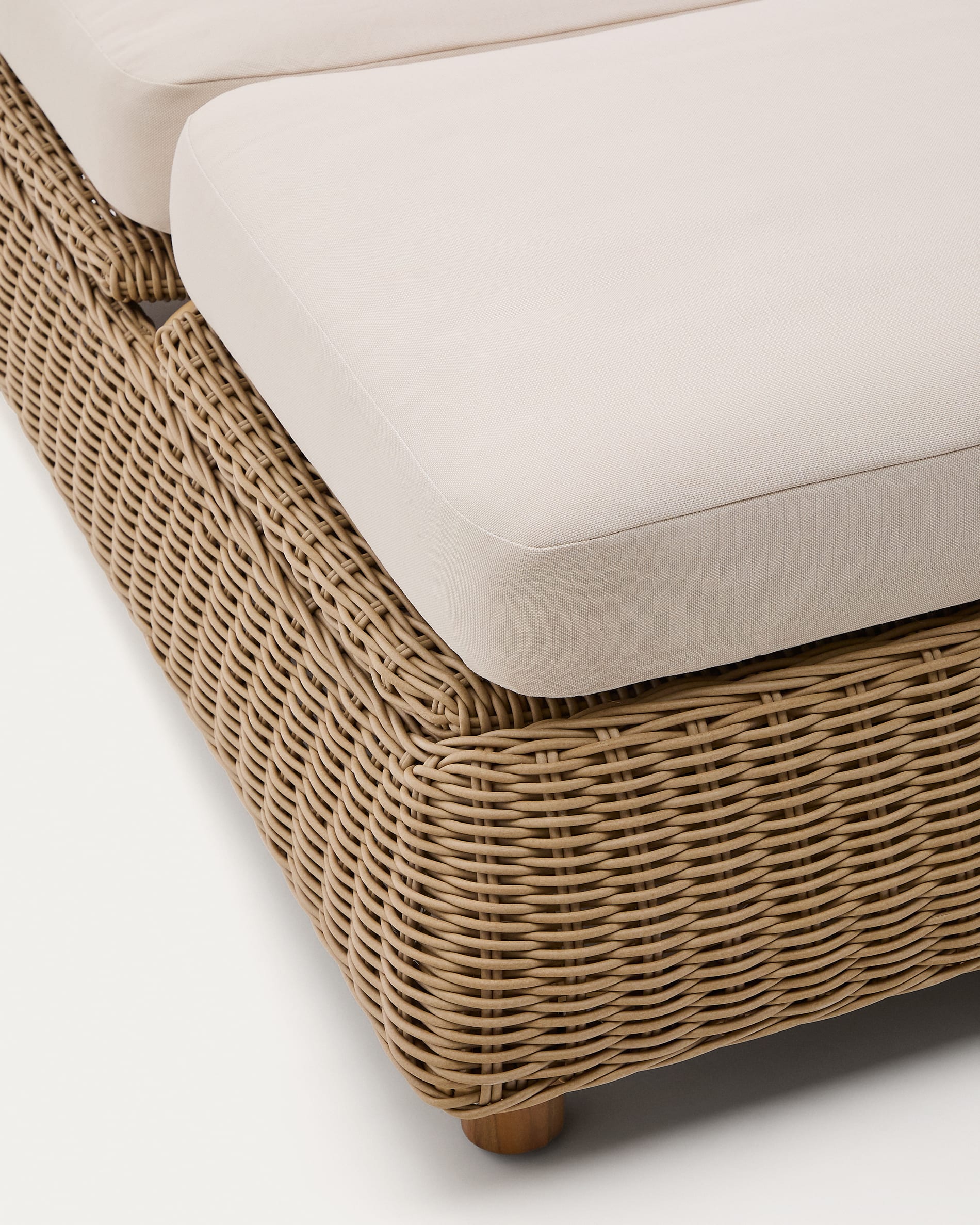 Meria double sun lounger in synthetic rattan with FSC 100% solid acacia wood legs