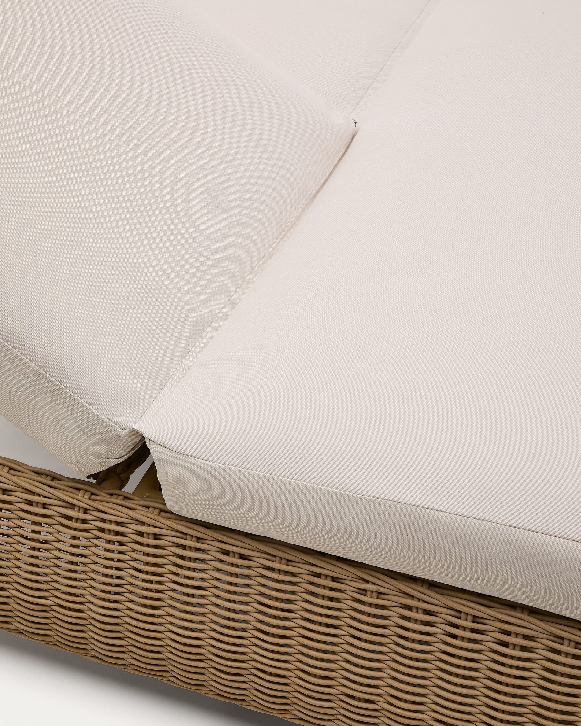 Meria double sun lounger in synthetic rattan with FSC 100% solid acacia wood legs