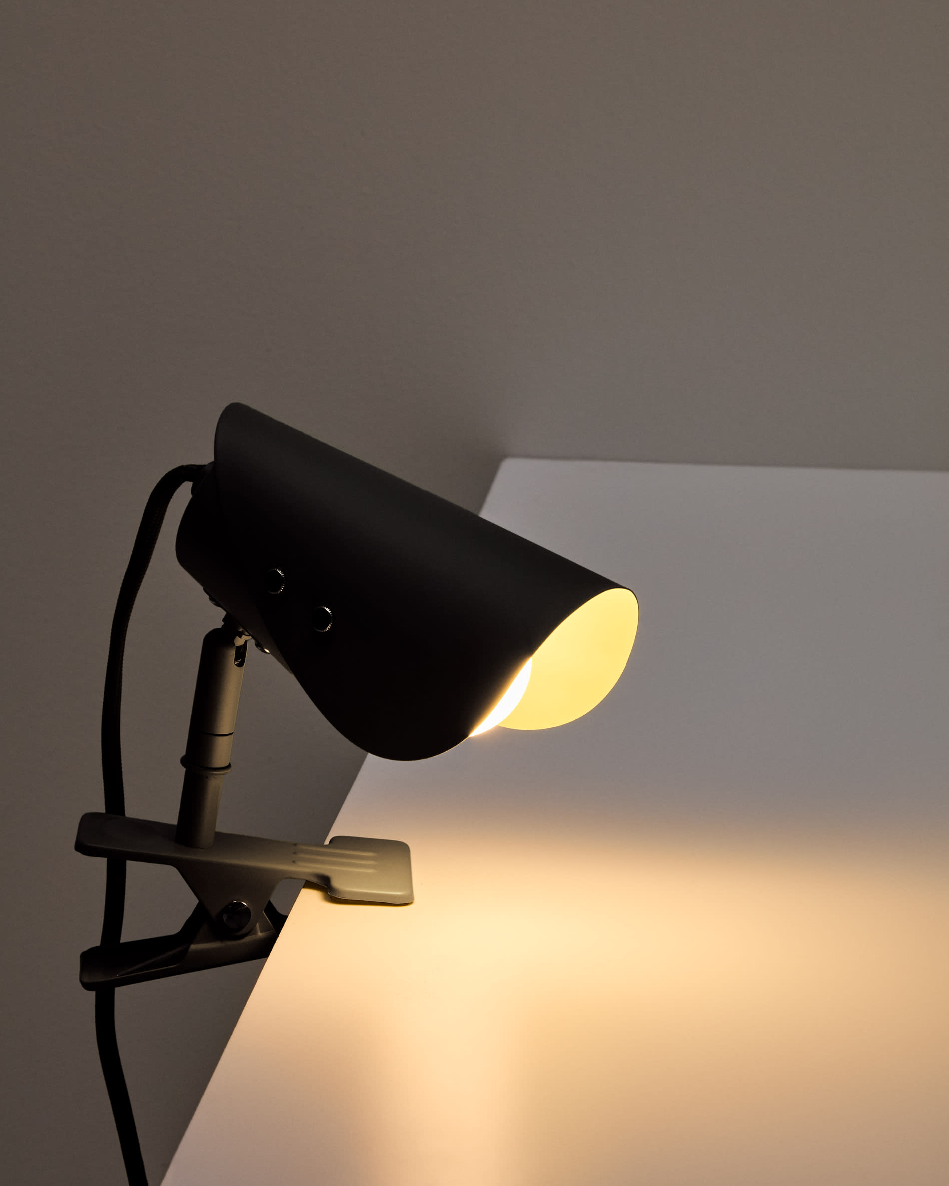 Jula small lamp with clamp in black metal