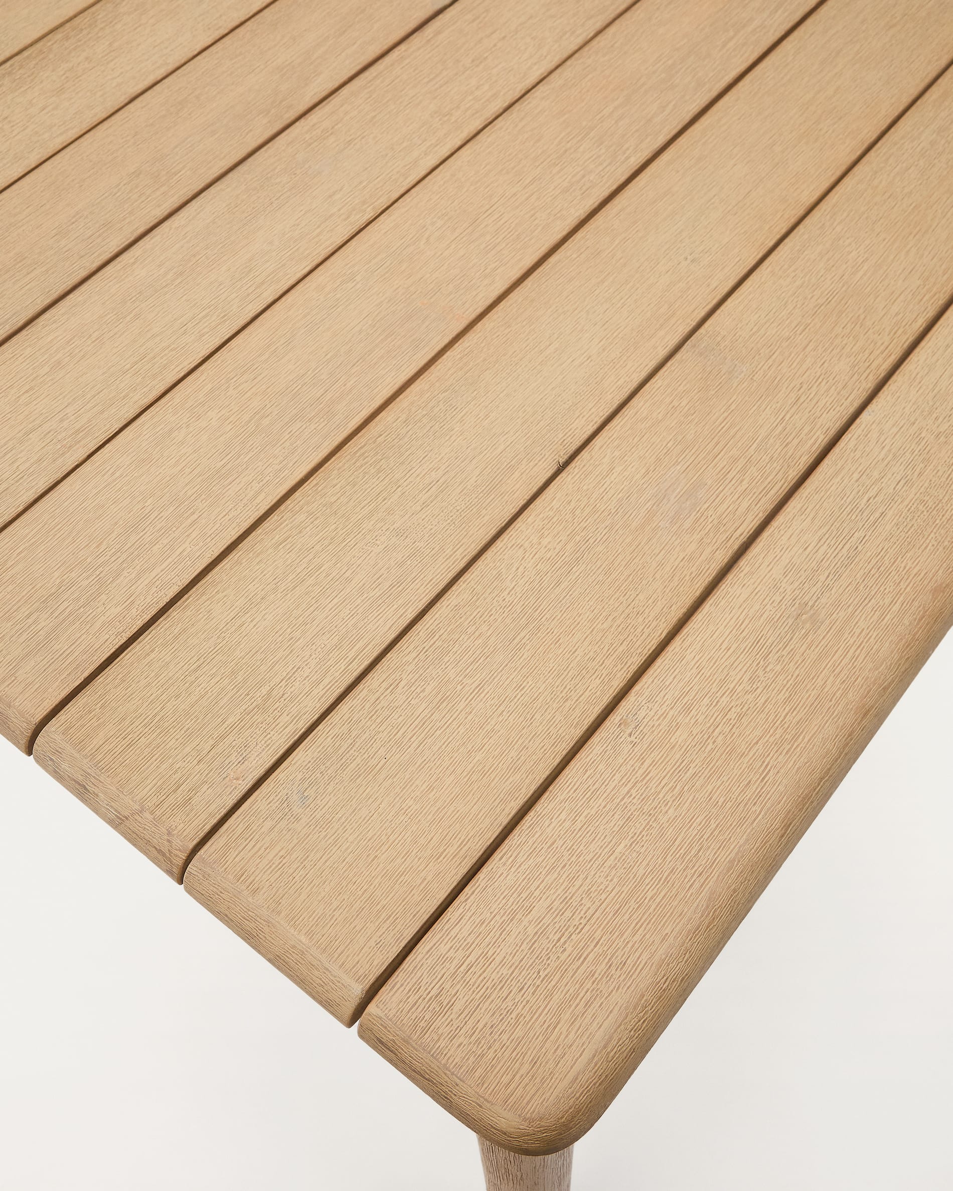 Sori table in FSC 100% solid acacia wood 135 x 135cm