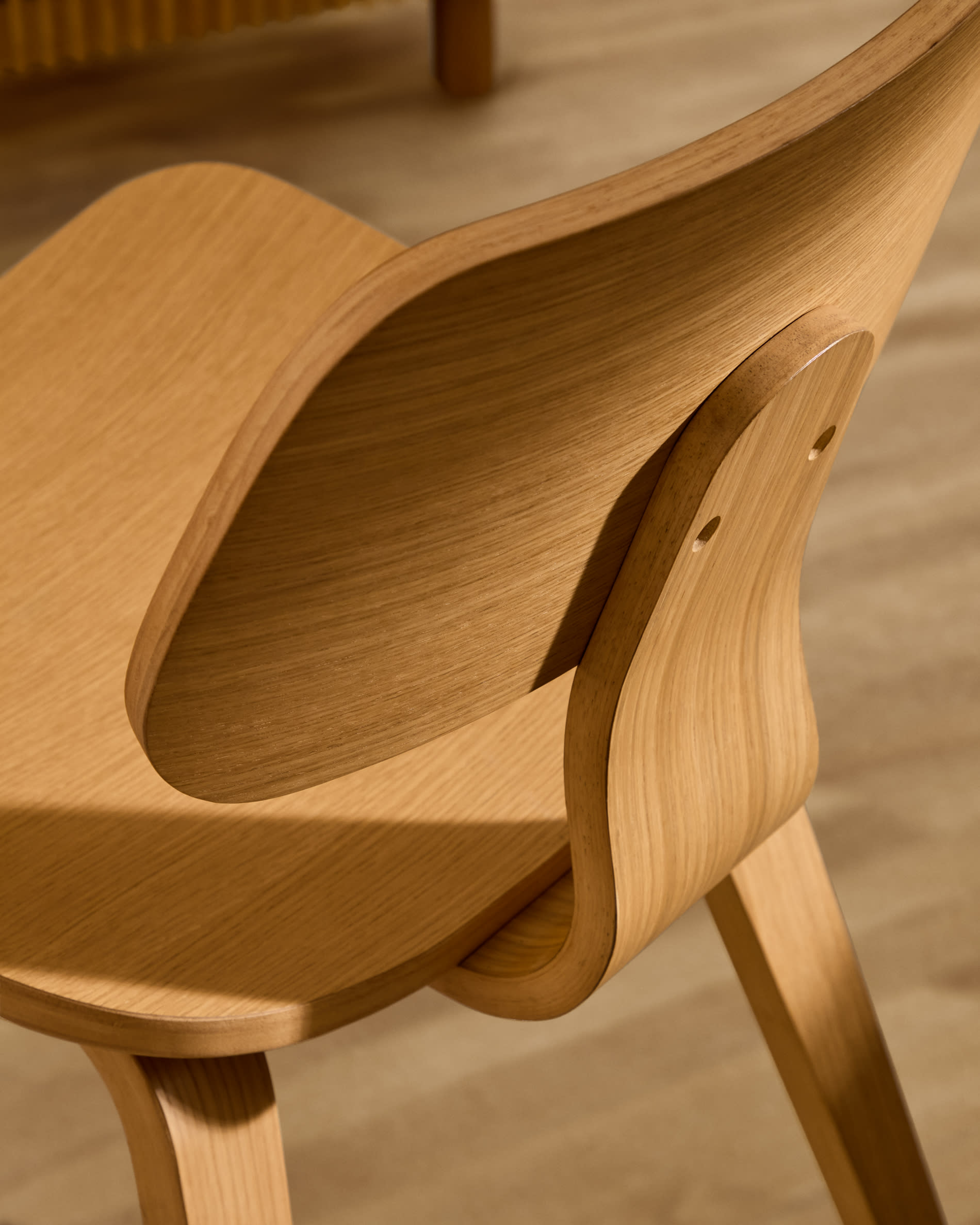 Gena chair in oak veneer