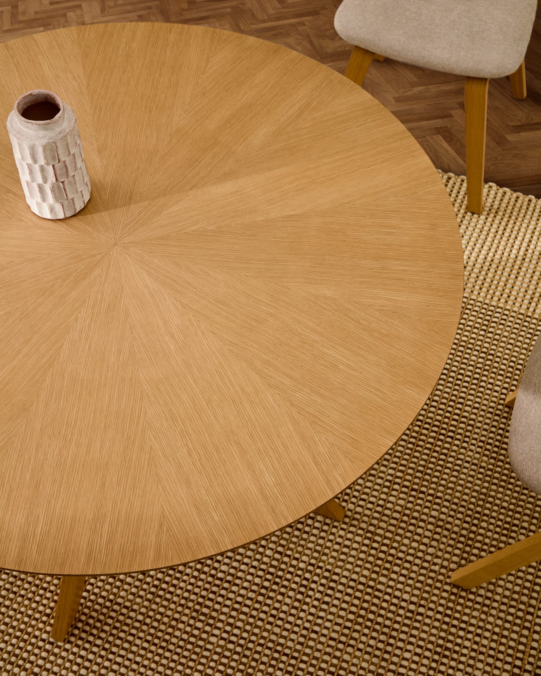 Naanim round table in oak veneer, Ø 100 cm
