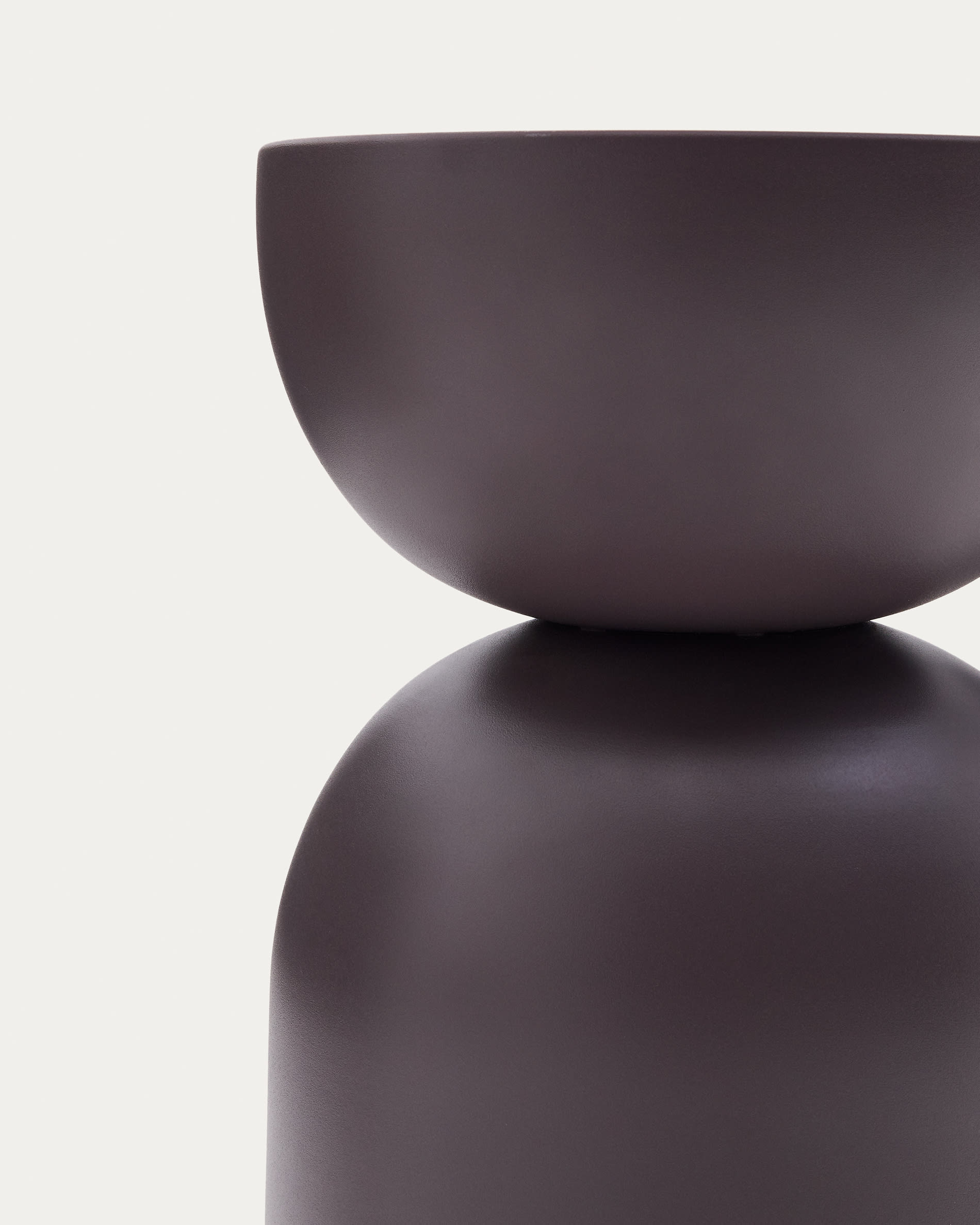 Side table Rachell made of metal with a purple painted finish Ø30 cm