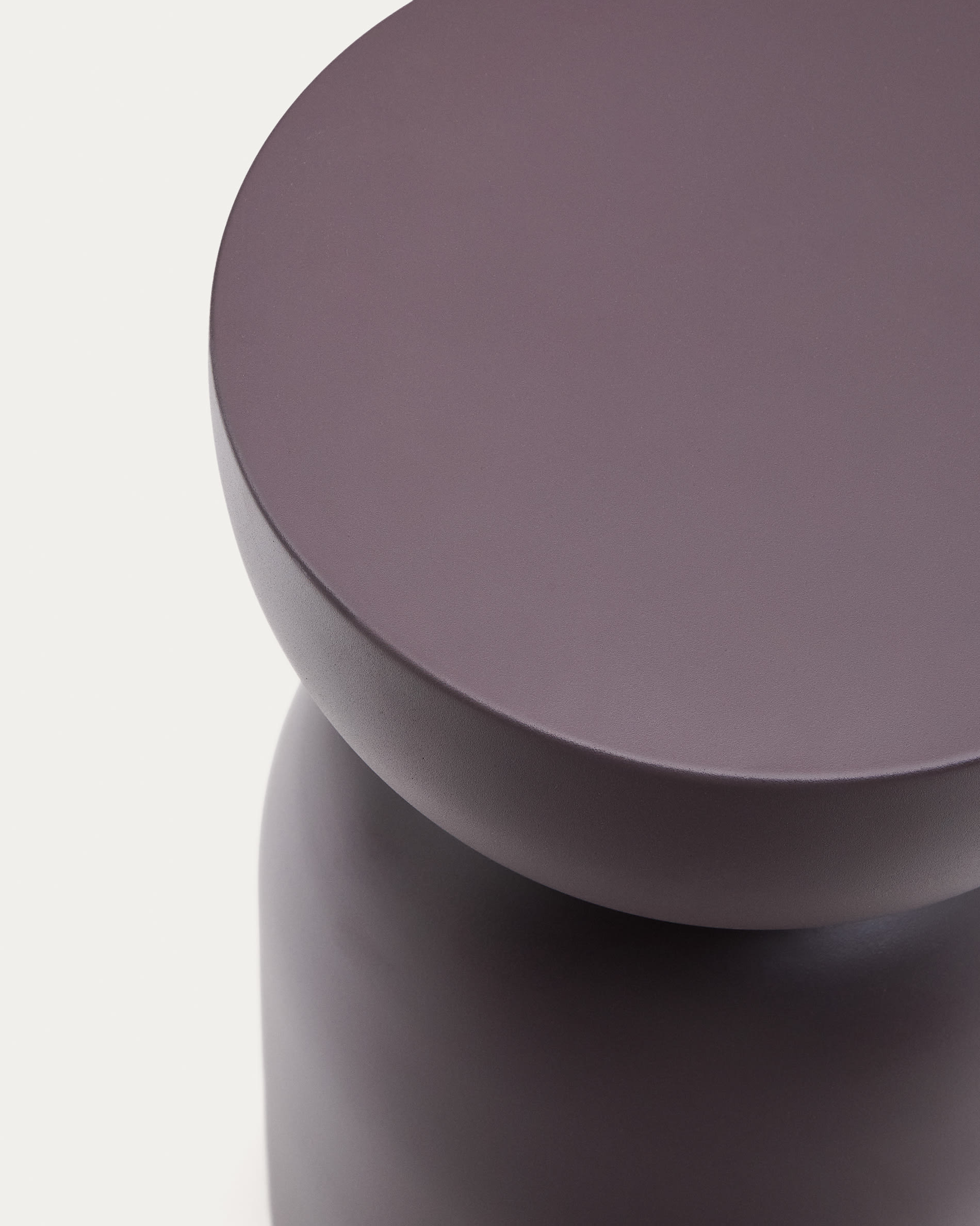 Side table Rachell made of metal with a purple painted finish Ø30 cm