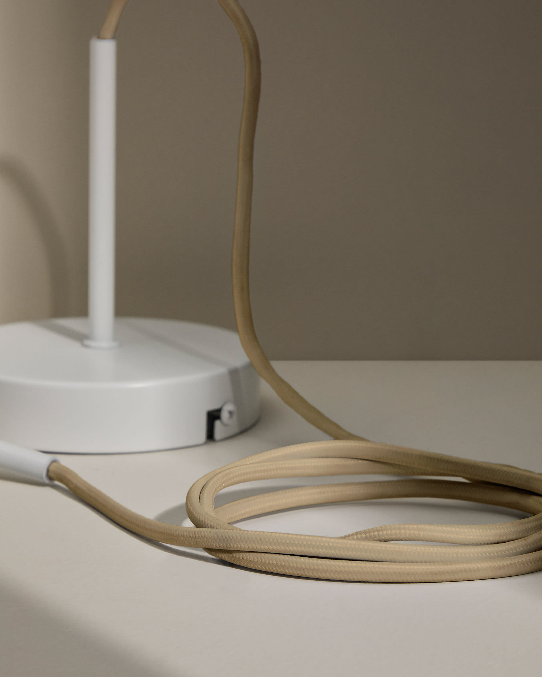 Fluvia metal lamp fitting in a white finish, 150 cm