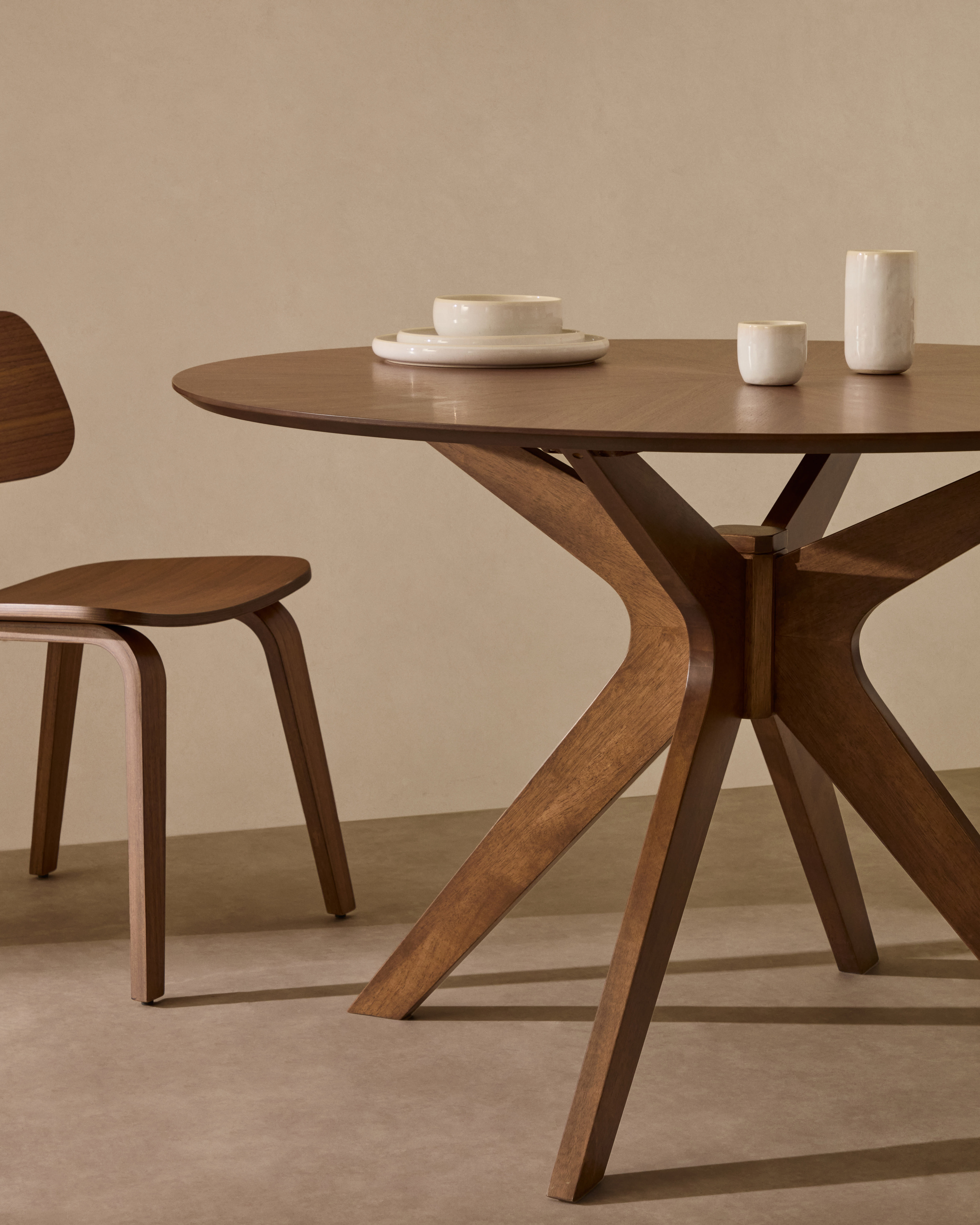 Naanim round table in walnut veneer, Ø 120 cm