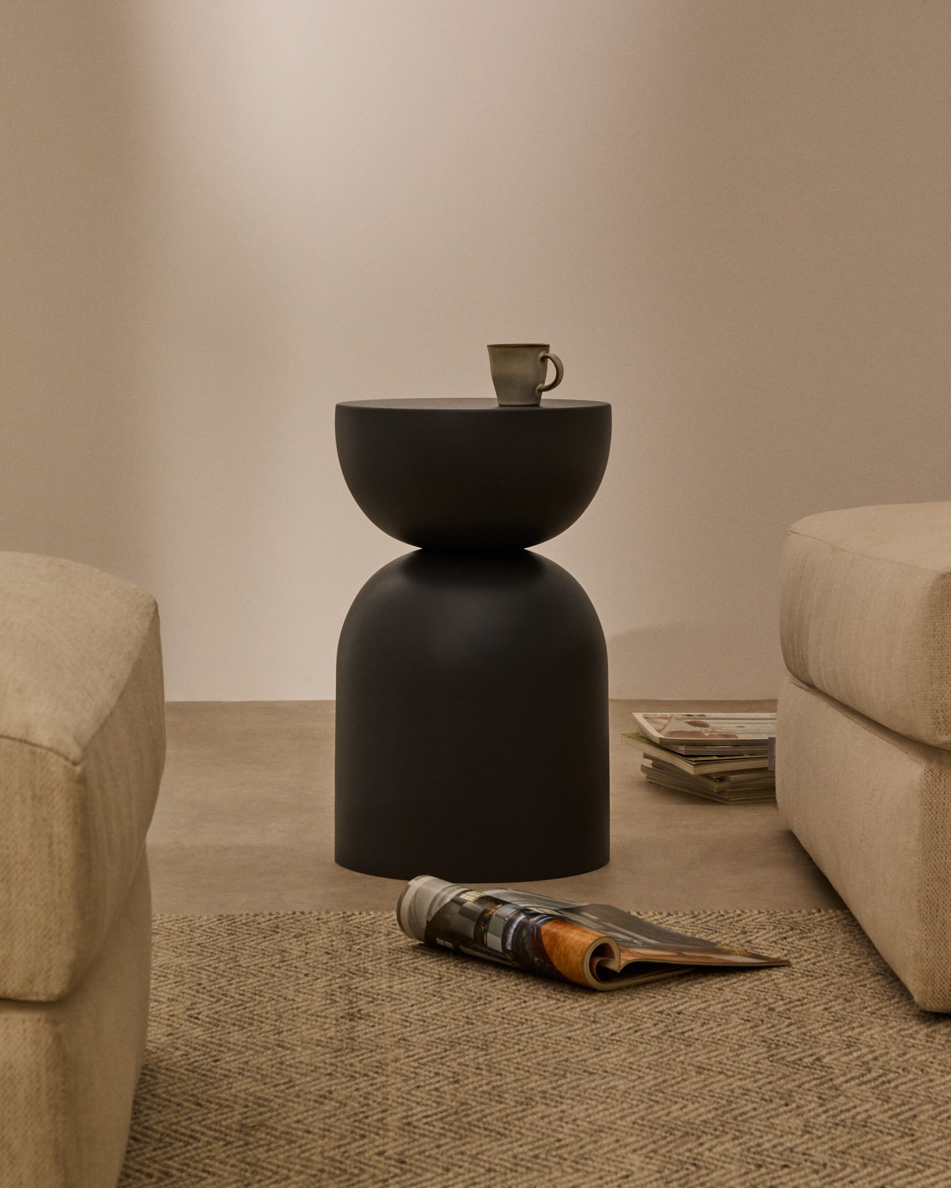 Table d’appoint Rachell en métal avec finition peinte grise — Kave Home