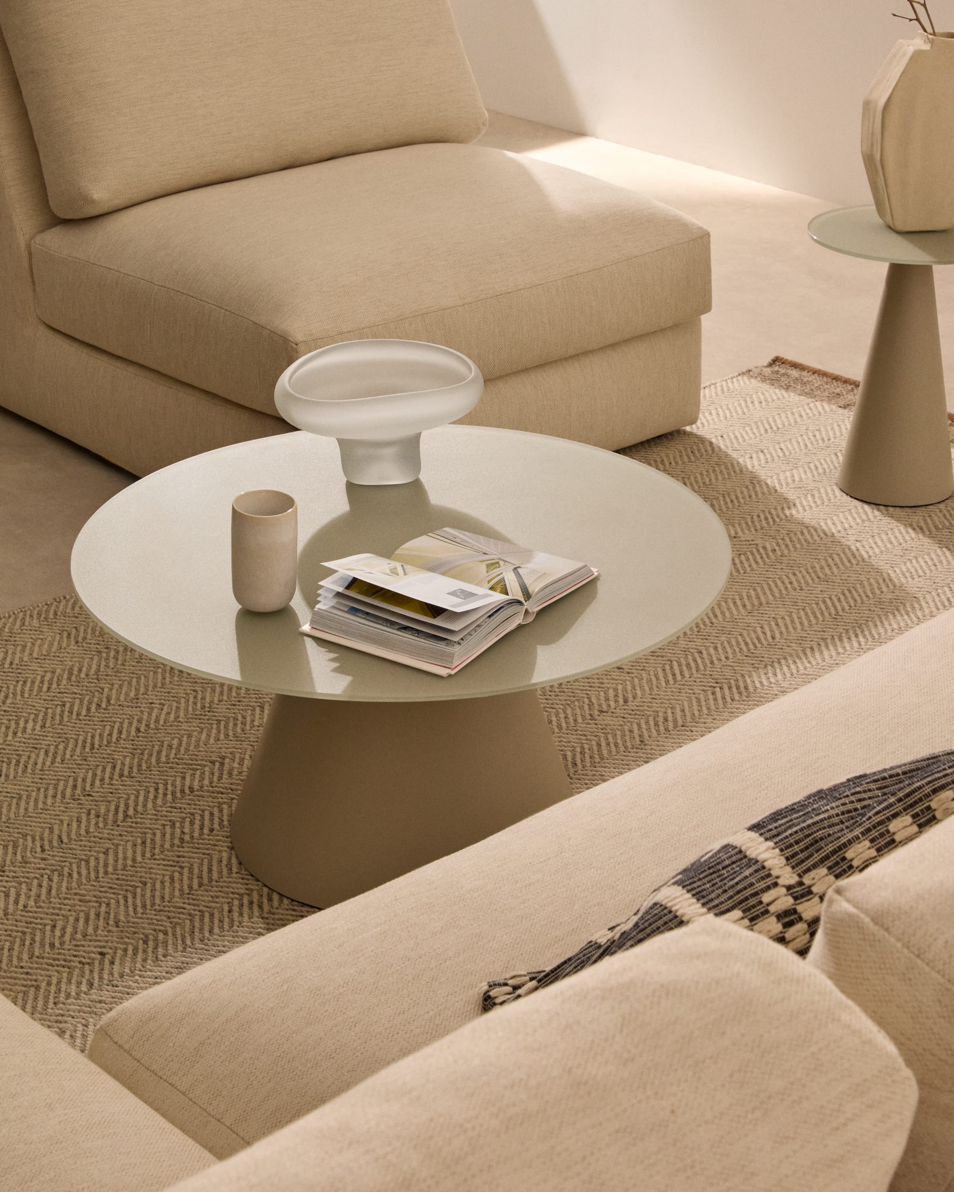 Wilshire tempered glass and metal coffee table with a matte grey finish, Ø 80 cm