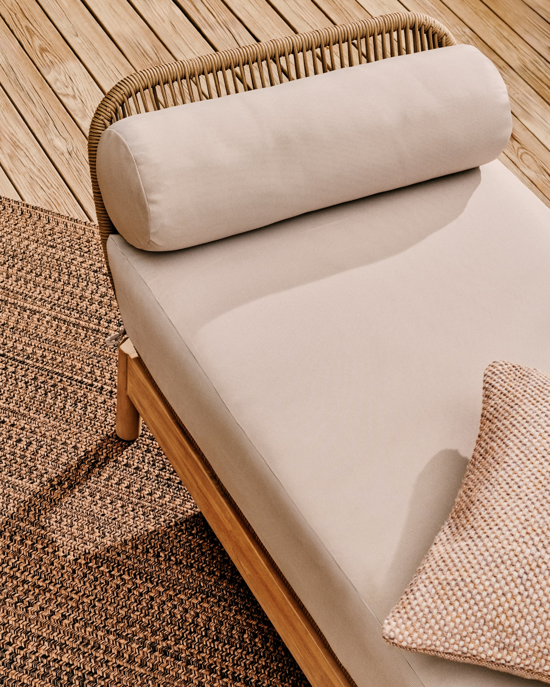 Catalina sun lounger, in beige cord and solid FSC 100% acacia wood
