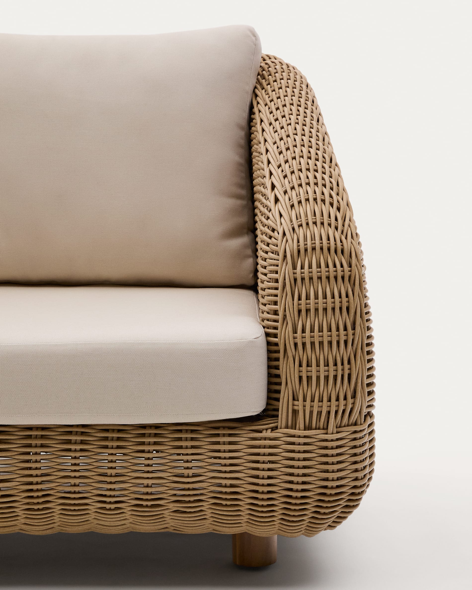 Meria armchair in synthetic rattan with FSC 100% solid acacia wood legs