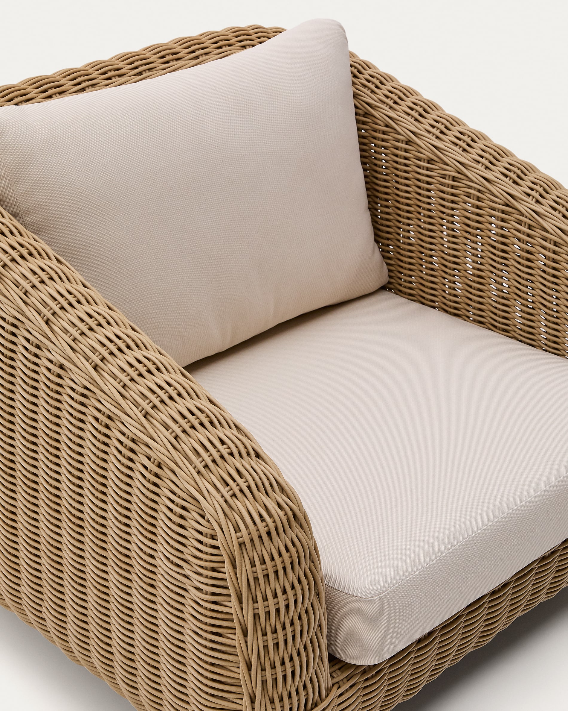 Meria armchair in synthetic rattan with FSC 100% solid acacia wood legs