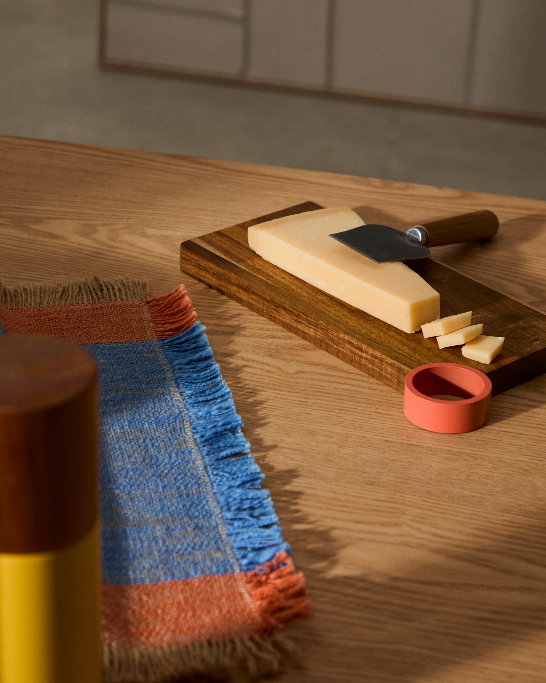 Zairin serving board in FSC 100% acacia wood and pink metal