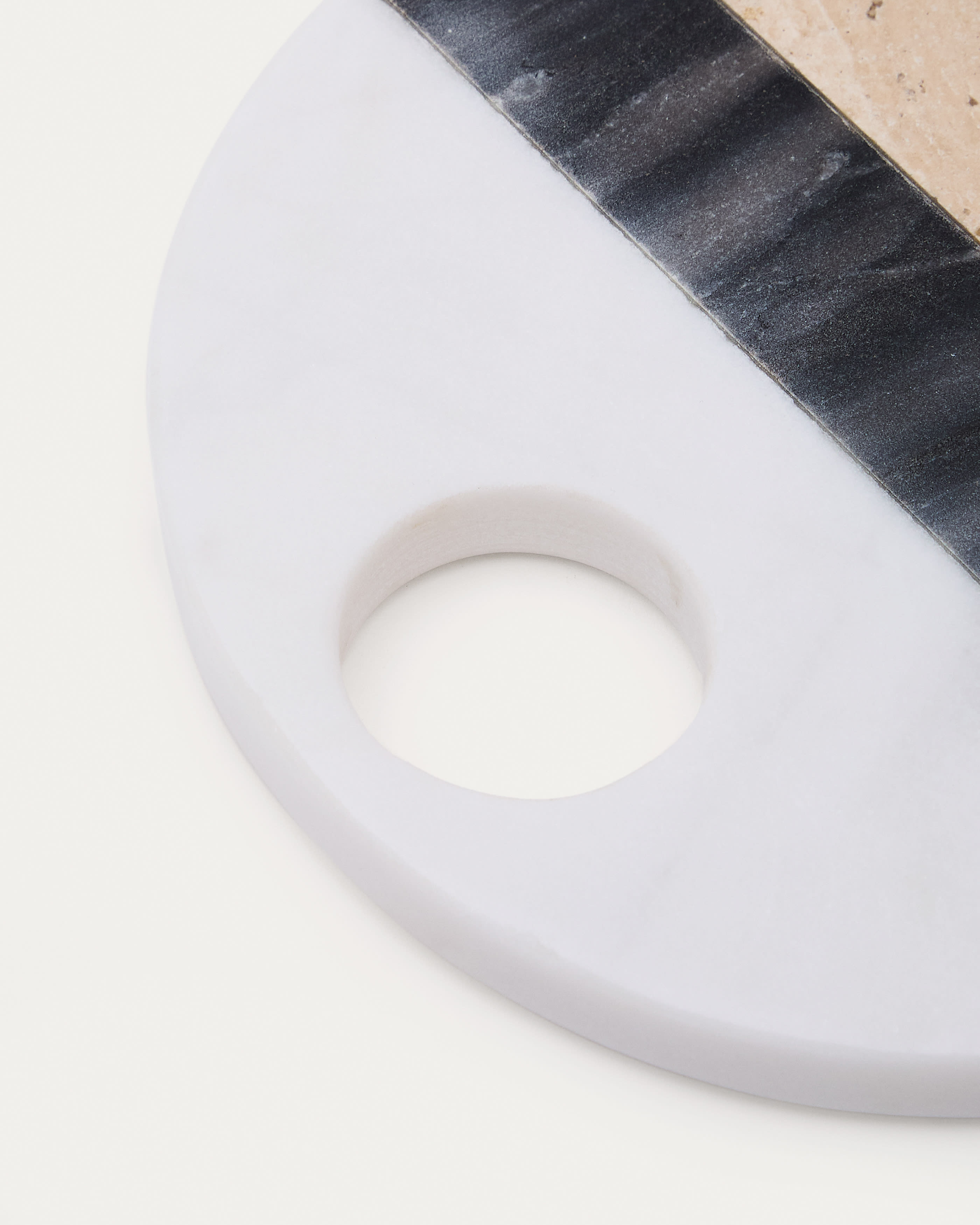 Nivol round serving board in black and white marble and travertine