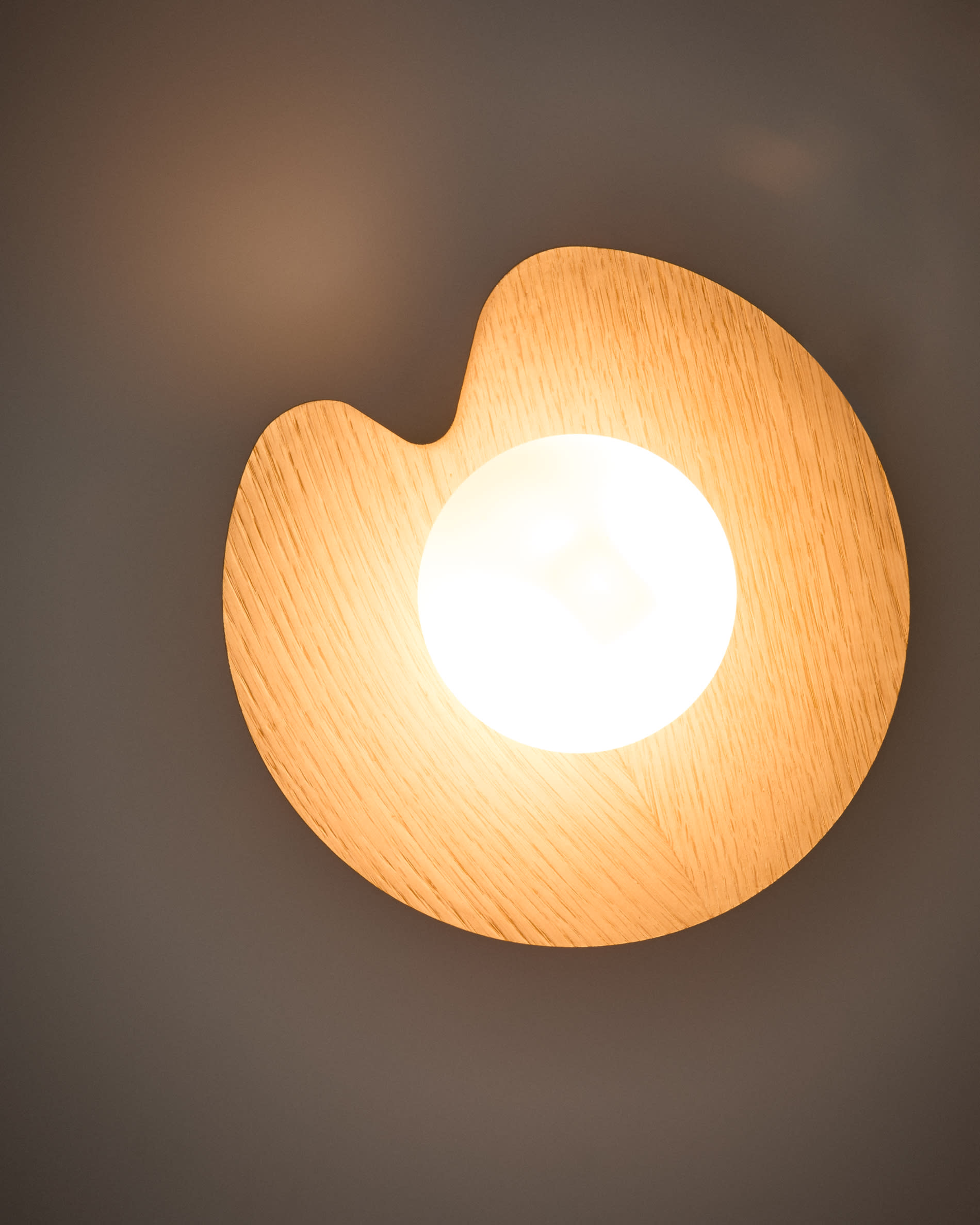 Wilara oak veneer wall-mounted light fixture with 1 smoked glass ball