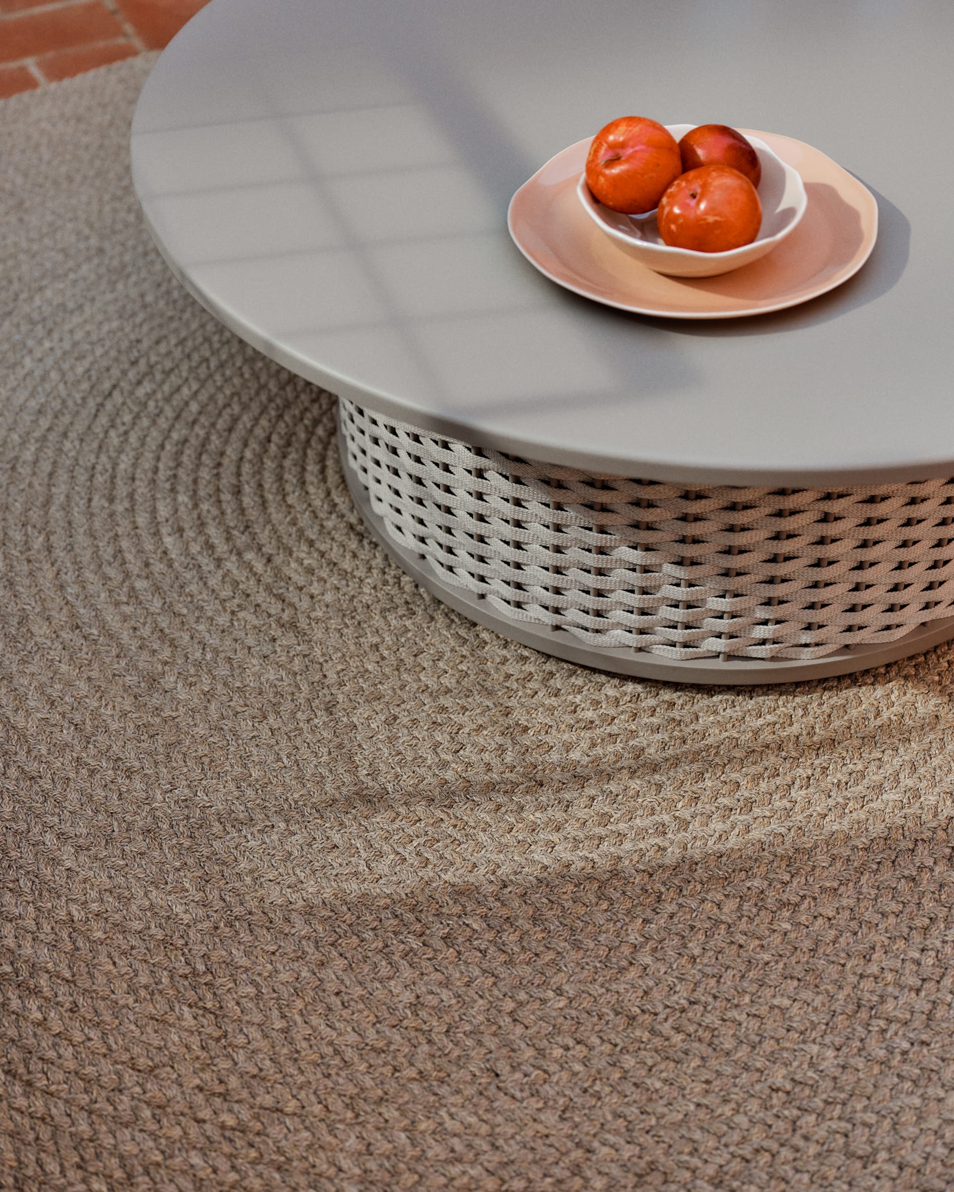 Sedalis outdoor coffee table in aluminium and taupe rope cord Ø99cm