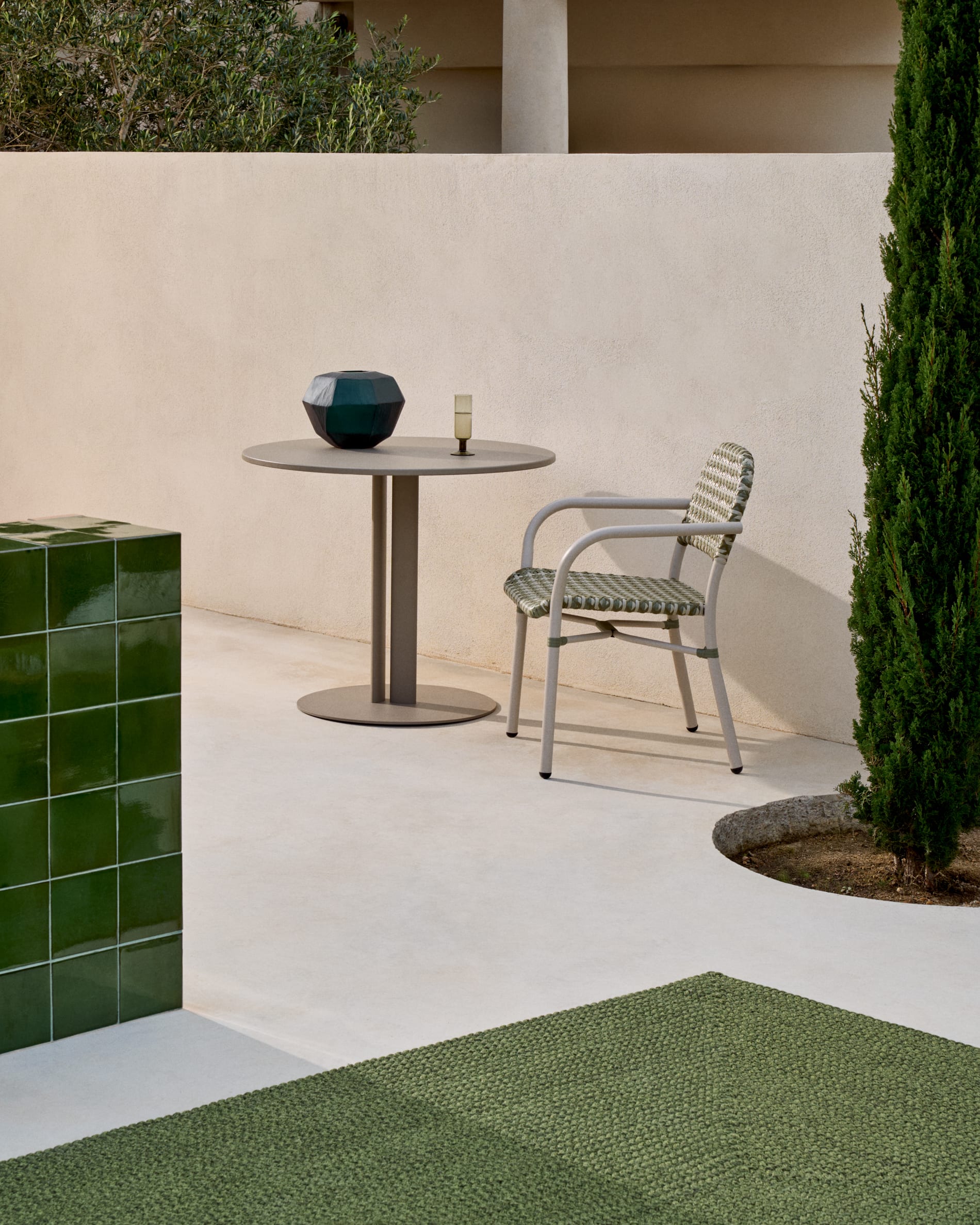 Sedalis round outdoor table in steel with taupe aluminium top Ø80cm