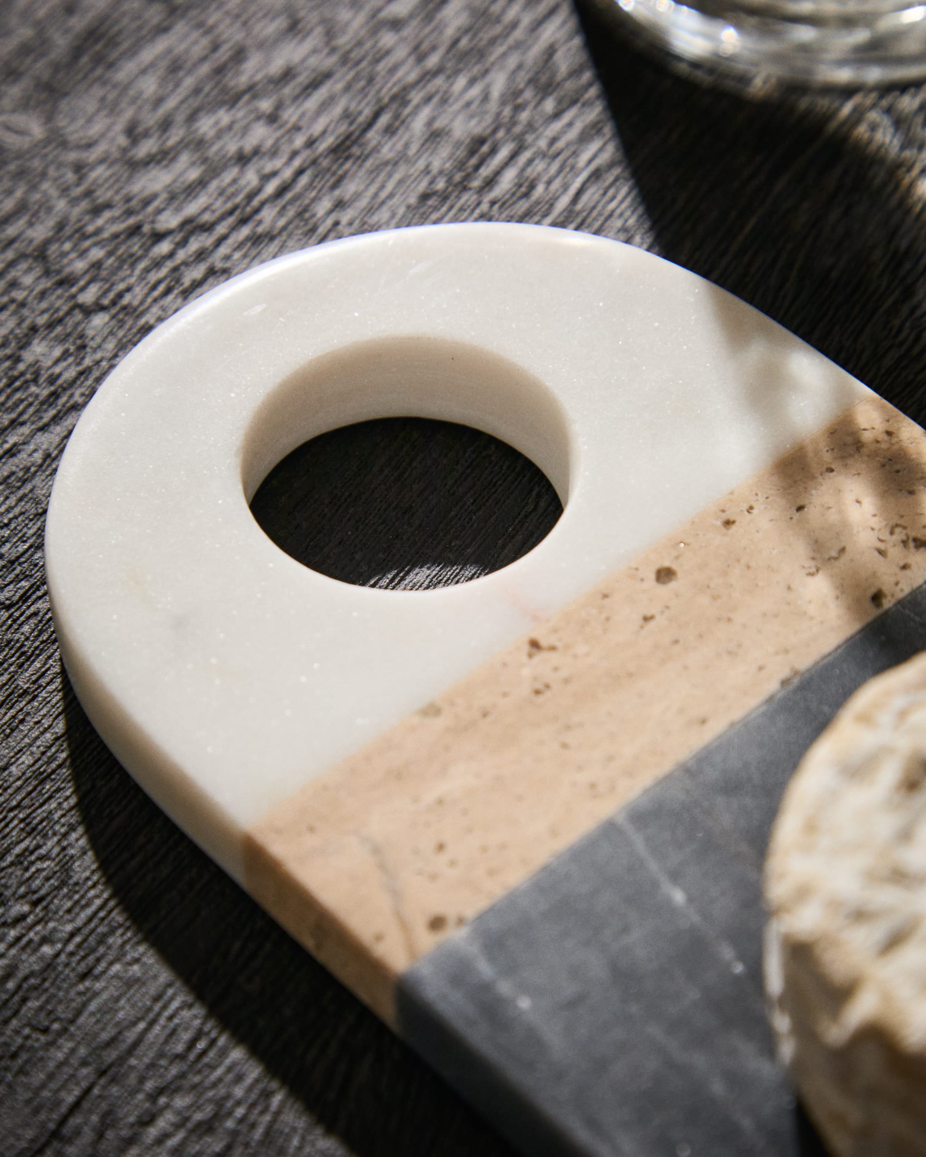 Nivol small serving board in black and white marble and travertine